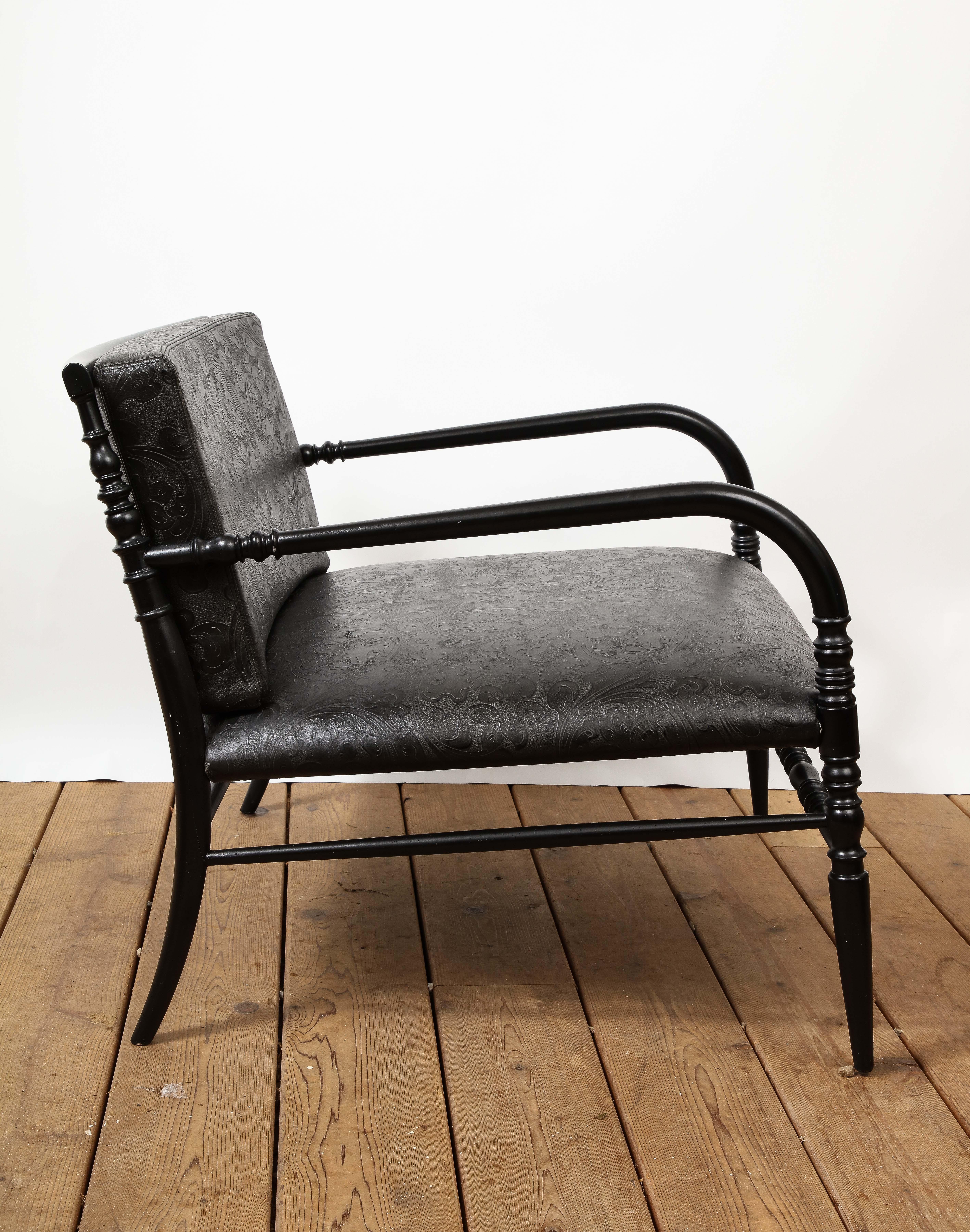 20ième siècle Paire de chaises longues basses américaines en cuir gaufré noir en vente