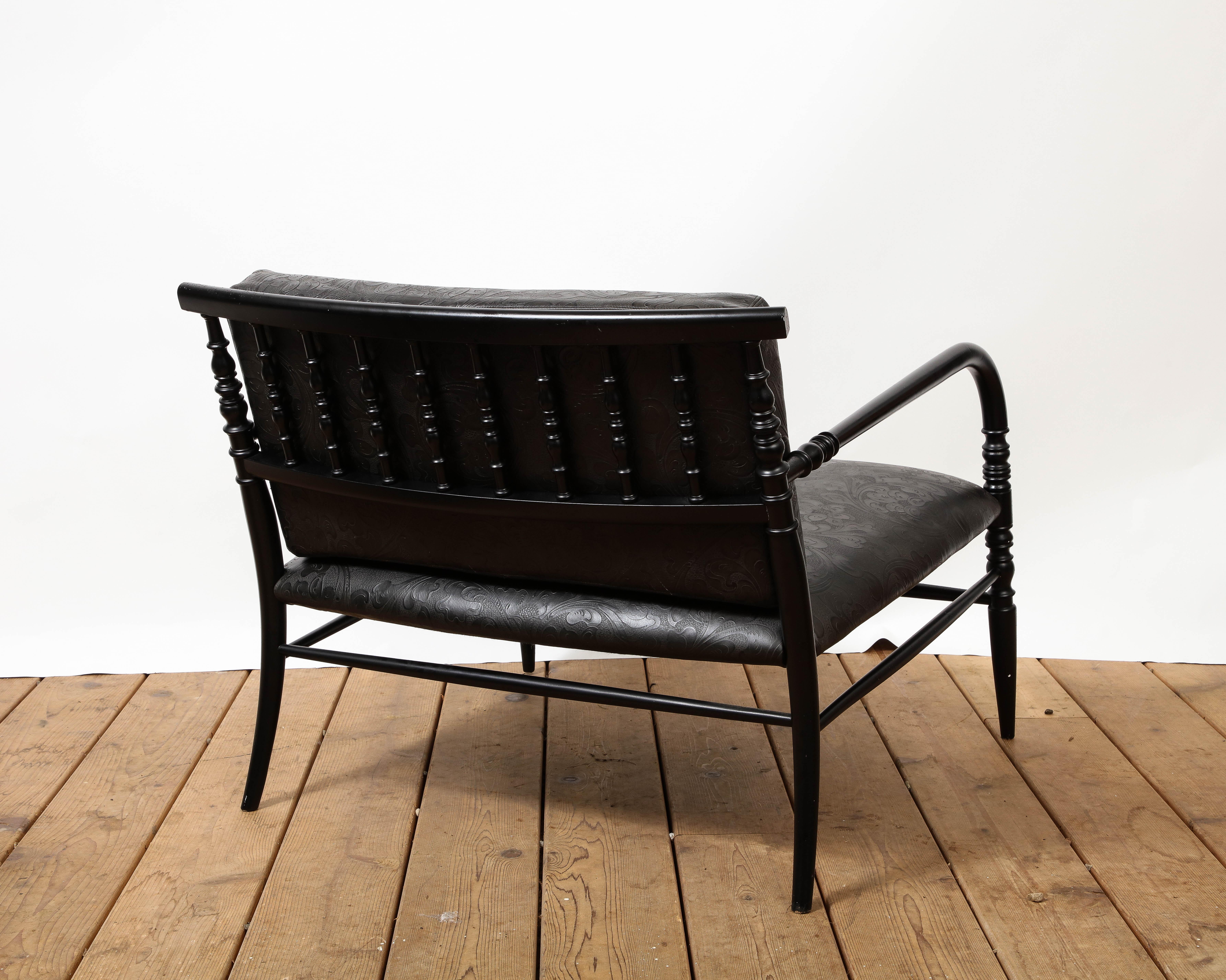 Paire de chaises longues basses américaines en cuir gaufré noir en vente 1