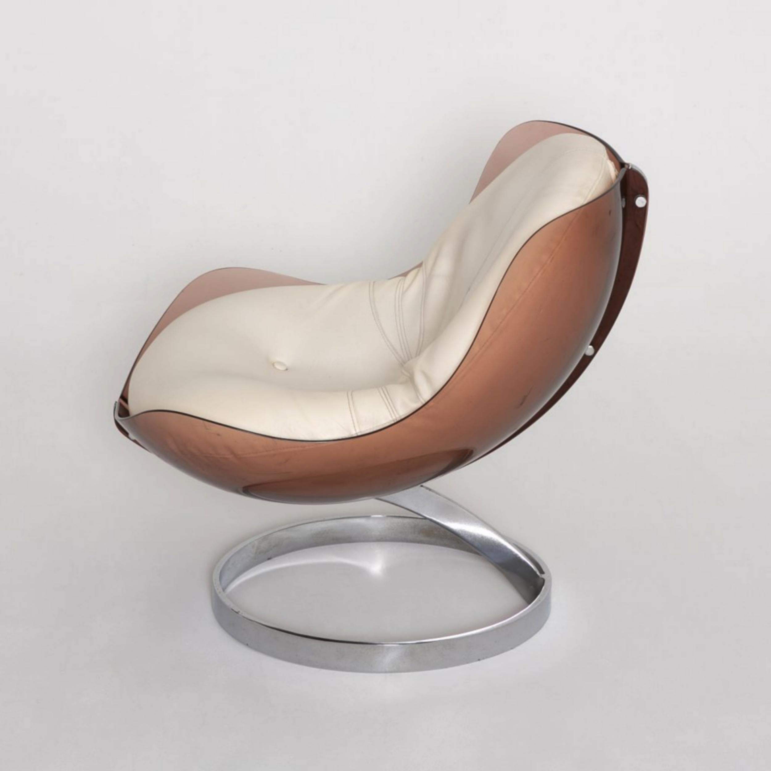 Sessel, entworfen von Boris Tabacoff 1971 für M.M.M. (Mobilier Modulaire Moderne). Sie bestehen aus zwei braunen, geräucherten Plexiglashalbschalen, die mit einem verchromten Metallrahmen verschraubt sind. Die Polsterkissen sind abnehmbar, bestehen