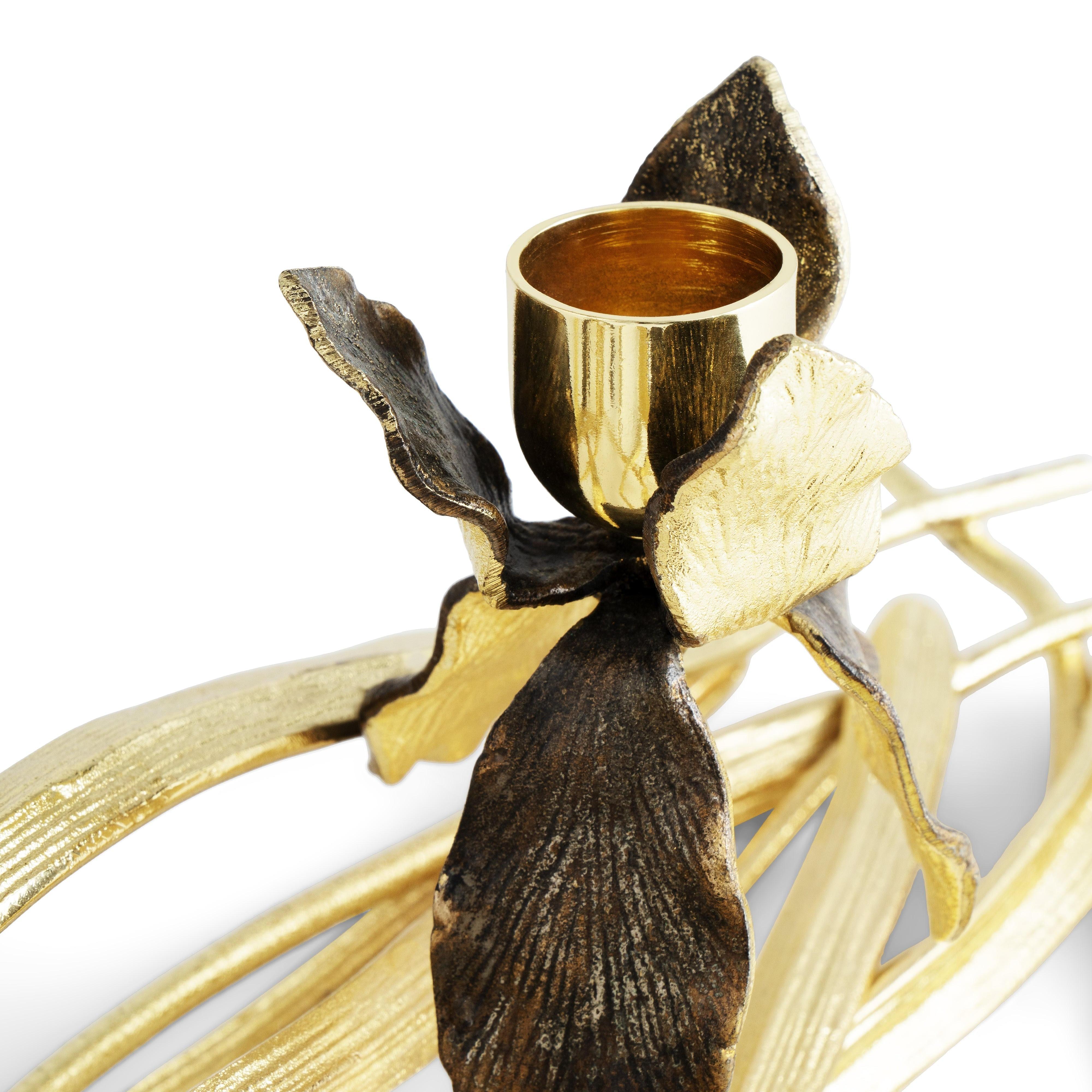 Pareja de candeleros bajos con diseño de iris, de metal dorado y patinado.

Pareja de candelabros bajos contemporáneos con diseño de iris en metal dorado y patinado, S. XX.

Candelabro: Anchura: 43 cm, Profundidad: 38 cm, Altura: 12,7 cm 
(lote de 2)
