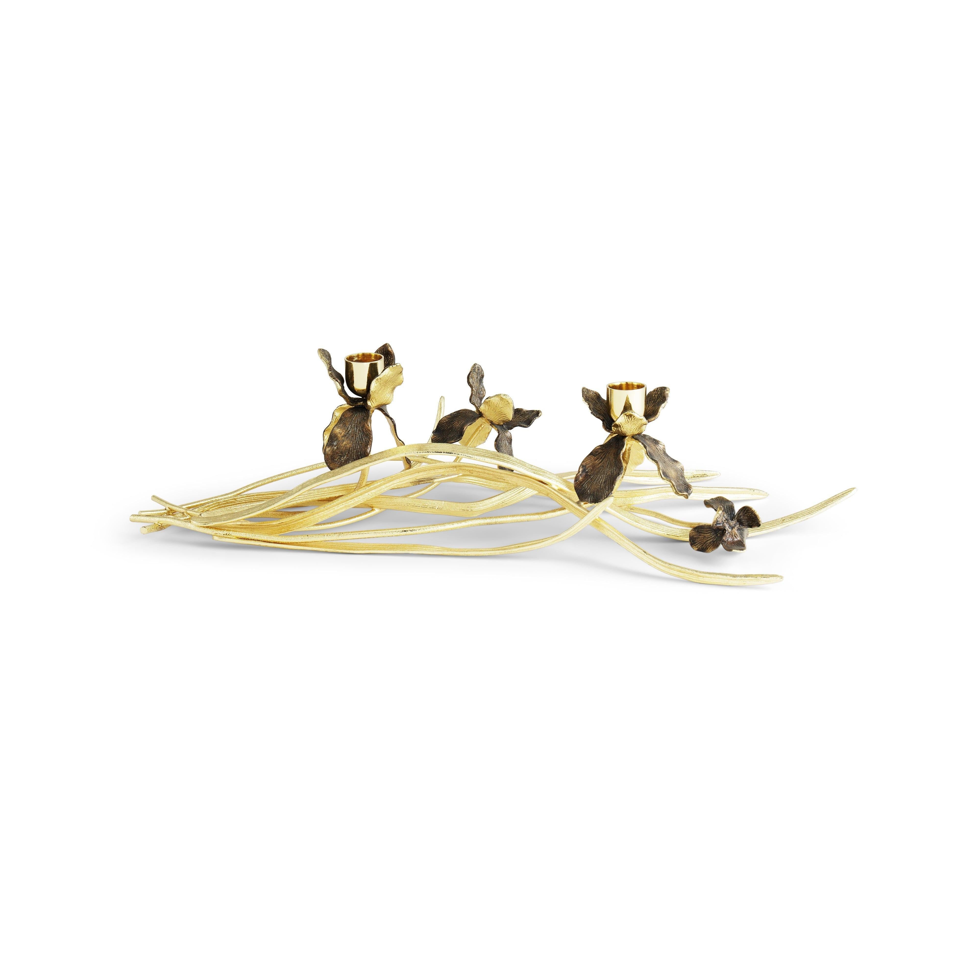Pareja de Candeleros Bajos con Diseño de Iris, Metal Dorado y Patinado. Francés en venta