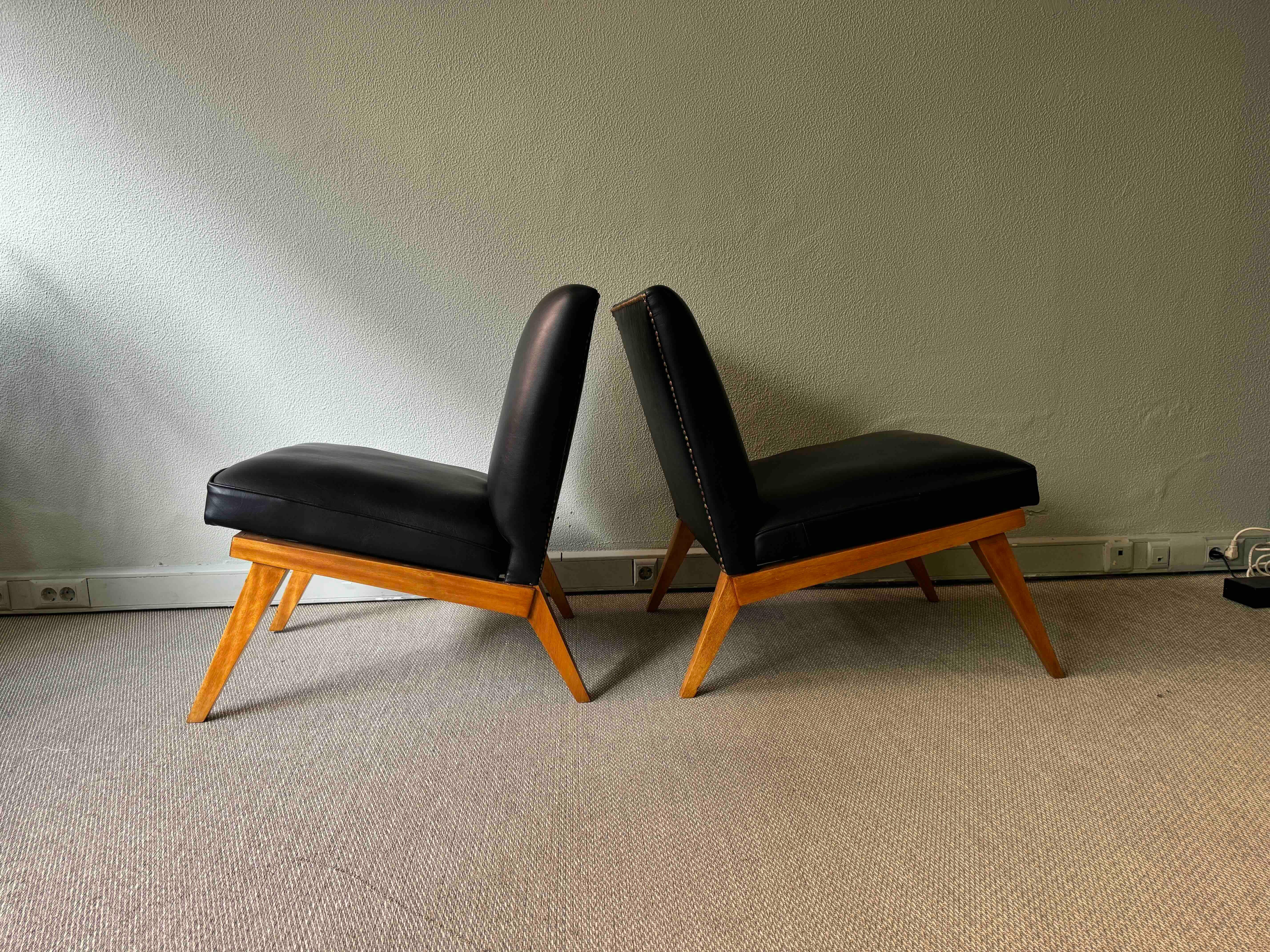 Mid-20th Century Pair of Low Chair in the style of Jens Risom Slipper Chair. 1950's For Sale
