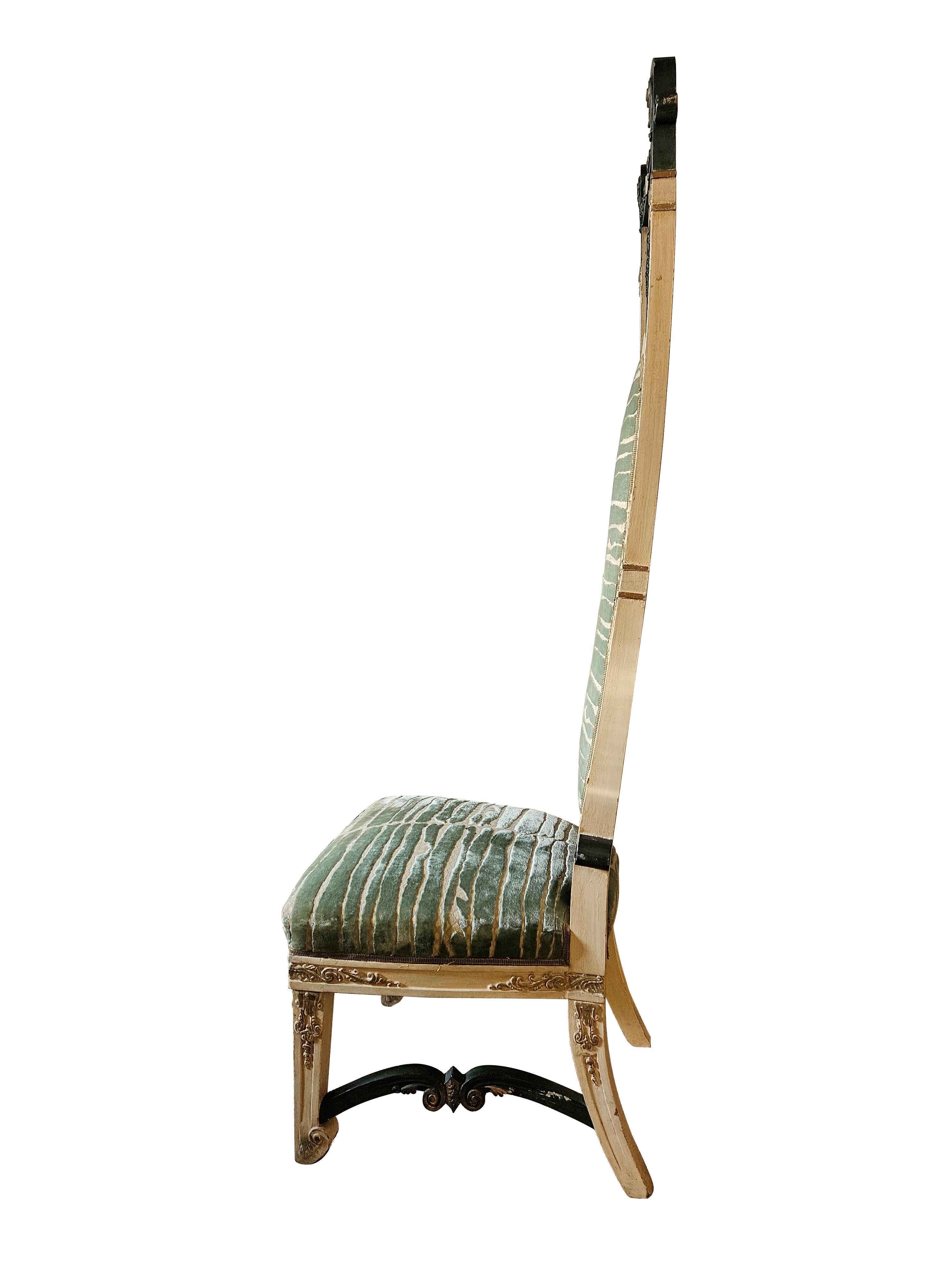 Magnifiques chaises basses de style éclectique en bois laqué, doré et sculpté de spirales, d'ombilics et de feuilles stylisées, avec un haut dossier ajouré formé de trois barreaux. Tapissé de velours de soie vert et or.