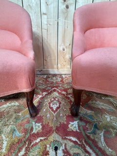 Paire de fauteuils bas – style Louis-Philippe – pieds cabrioles – tissu couleur bruyère