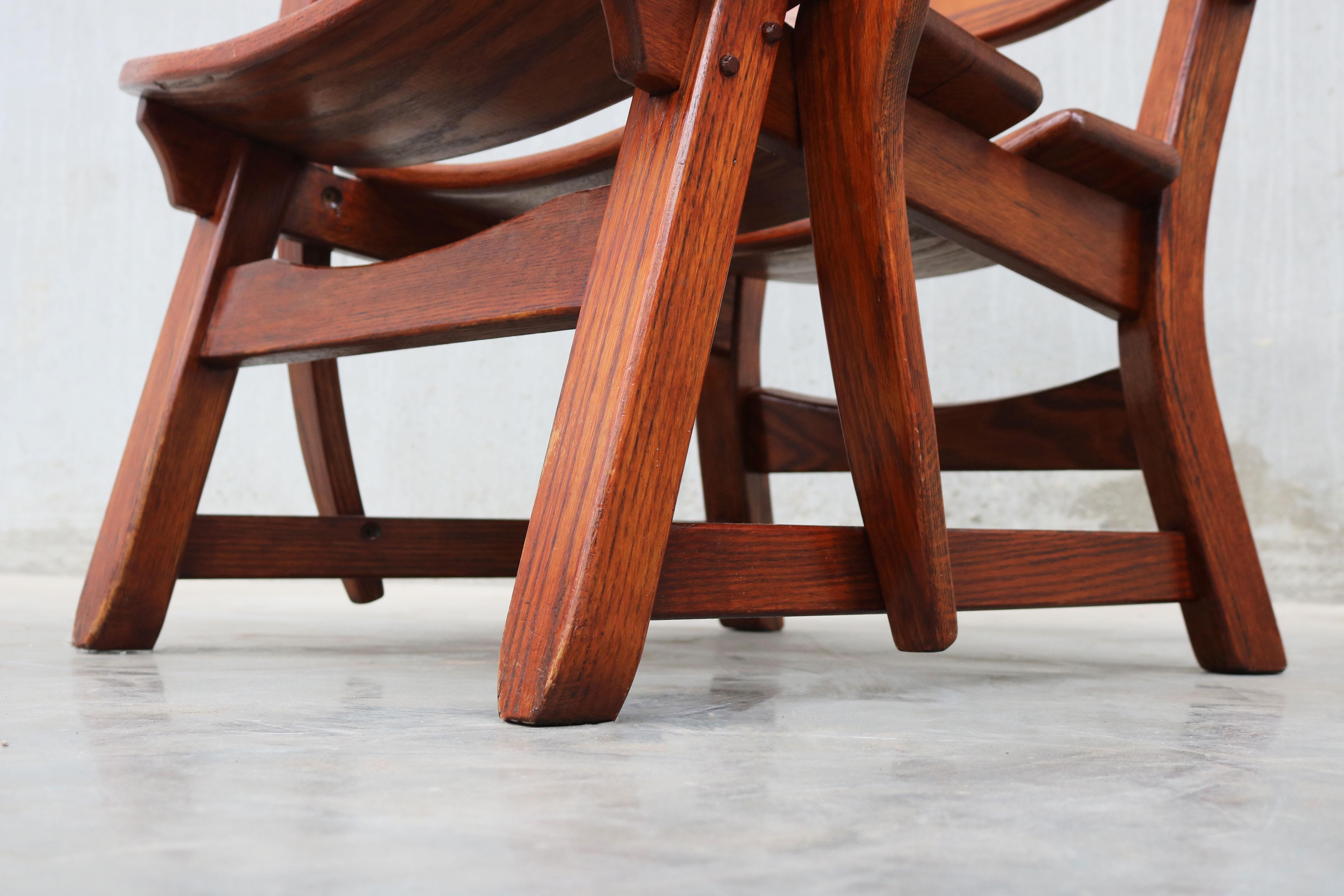 Paar niedrige Mid-century Design Brutalist Lounge Stühle / Sessel in massiver Eiche im Angebot 2