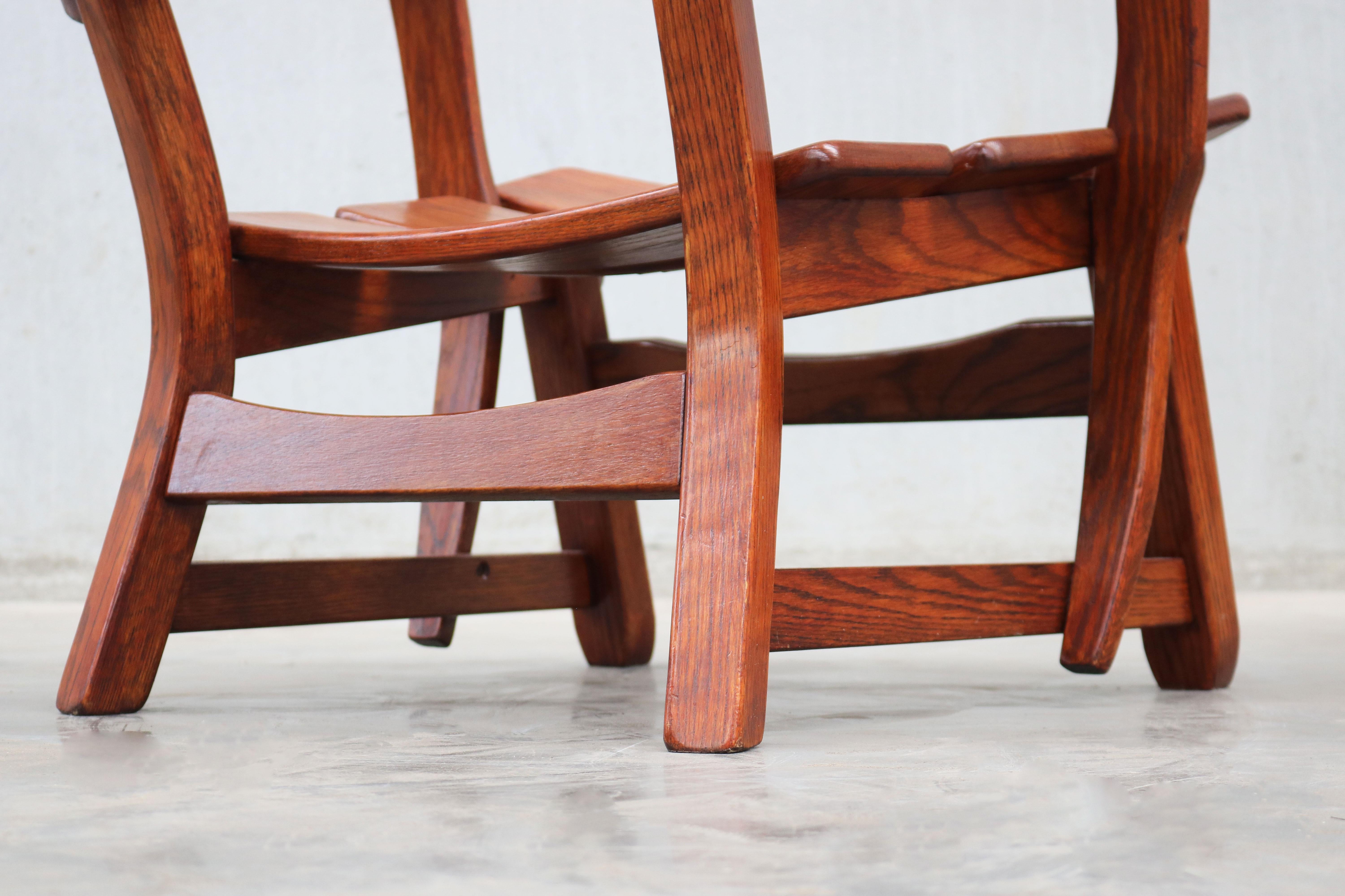 Paar niedrige Mid-century Design Brutalist Lounge Stühle / Sessel in massiver Eiche im Angebot 3