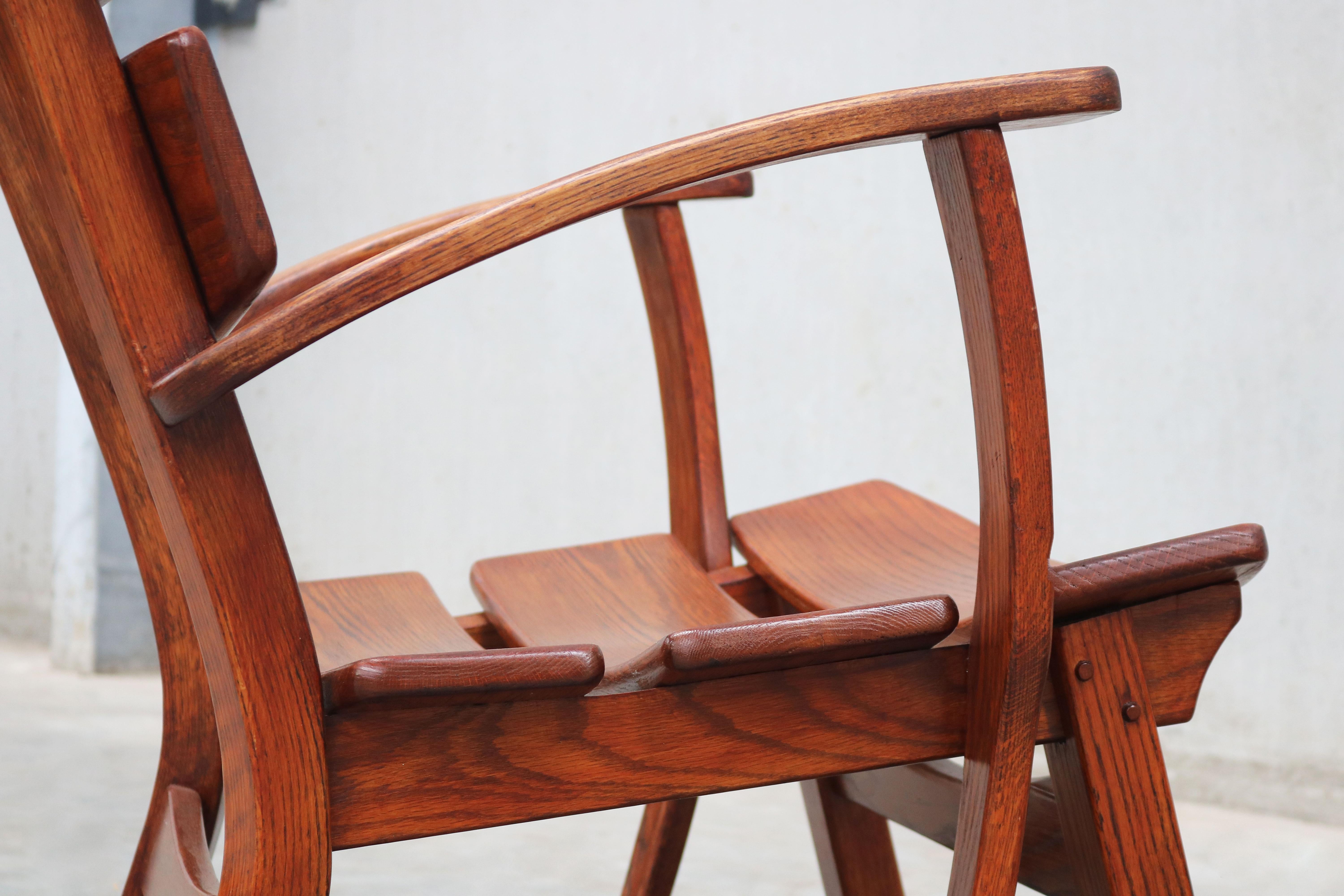 Paar niedrige Mid-century Design Brutalist Lounge Stühle / Sessel in massiver Eiche (Handgeschnitzt) im Angebot