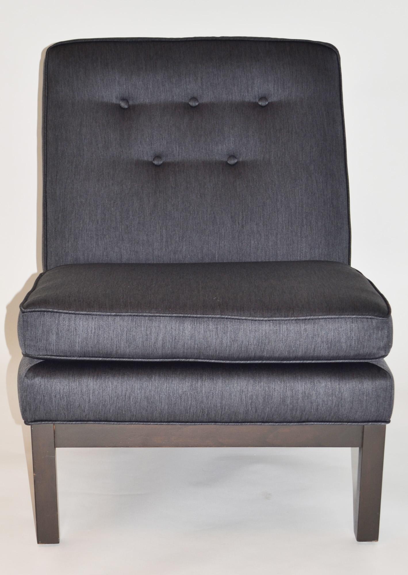Ein Paar Slipper Lounge Chairs von Kipp Stewart für Directional 1960s 
Neu gepolstert in schiefergrau / dunkel indigo Baumwollstoff mit fünf-Knopf zurück und befestigt Kissen, mit einem professionell restauriert dunklen Finish Walnuss Basis. Etwa