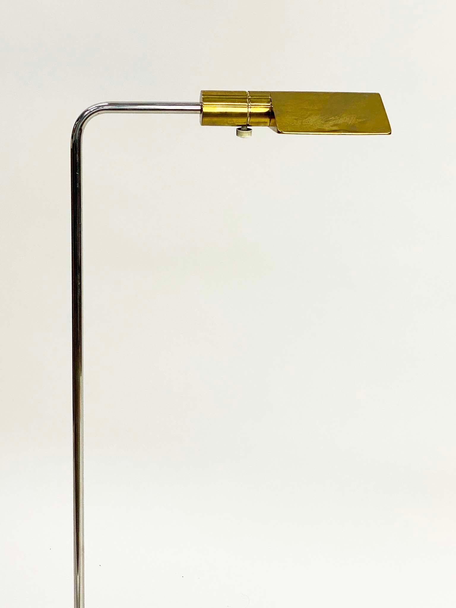 Coppia di lampade da terra a basso profilo Cedric Hartman in ottone e cromo in vendita 8