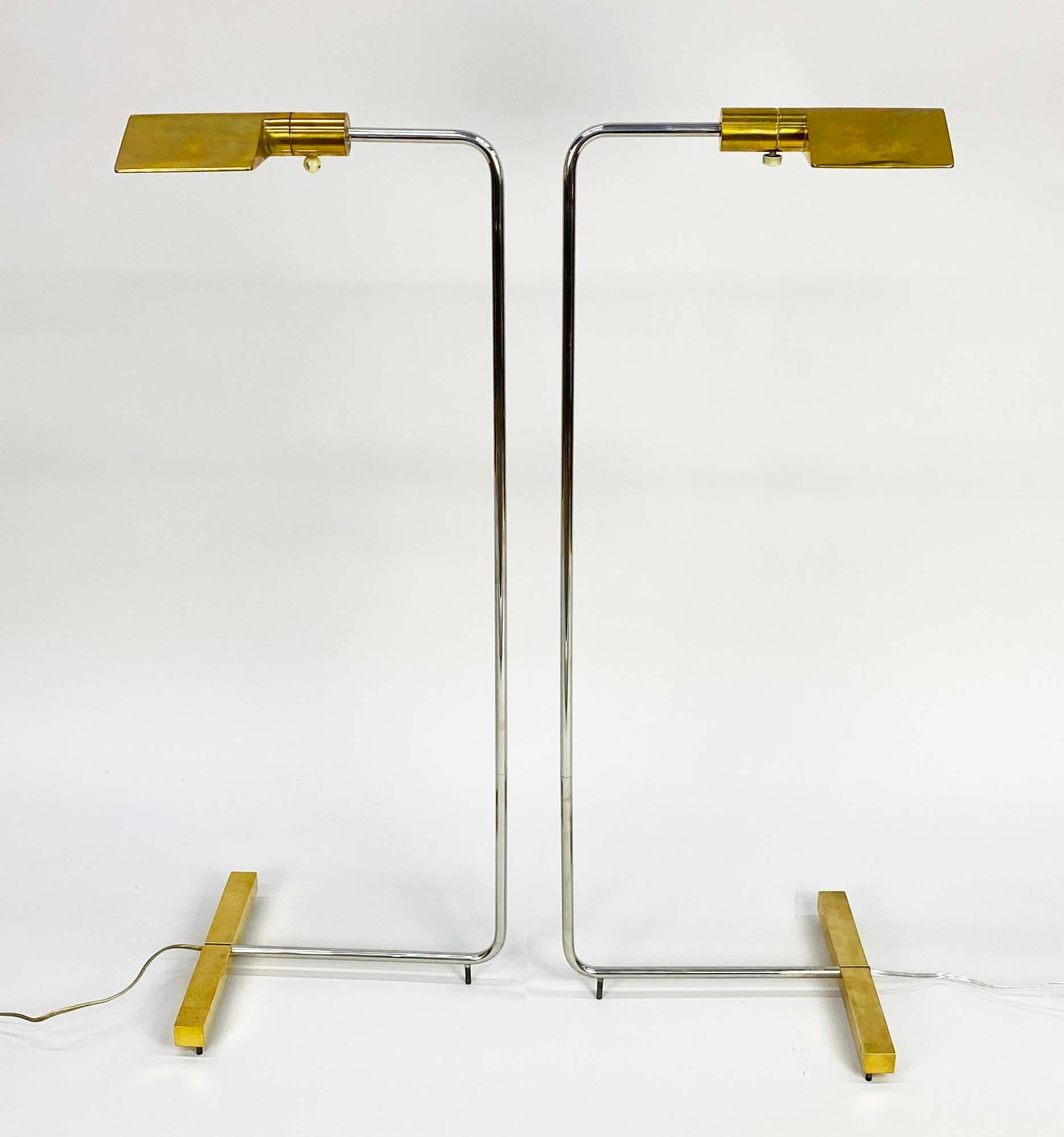 Ecco una bella coppia di lampade da terra a basso profilo disegnate da Cedric Hartman. Con un'altezza di 36 pollici, queste lampade d'epoca sono un mix di acciaio cromato e ottone, una combinazione di metalli molto interessante e suggestiva.

I