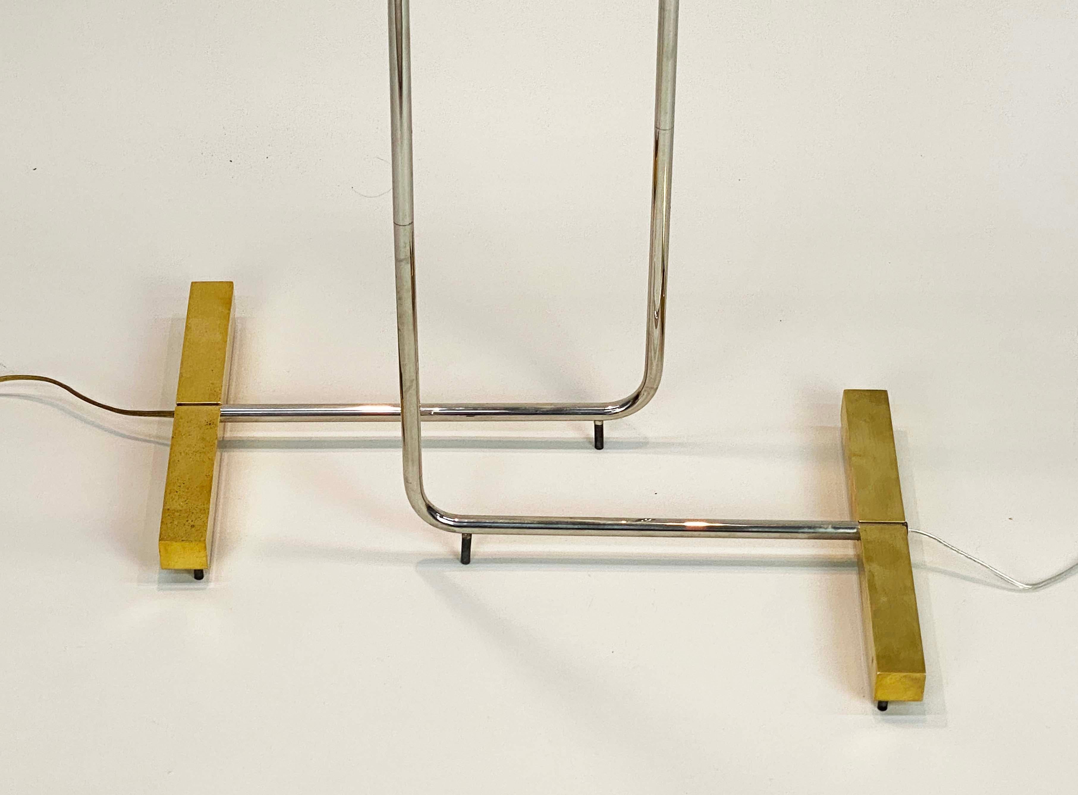 Mid-Century moderno Coppia di lampade da terra a basso profilo Cedric Hartman in ottone e cromo in vendita