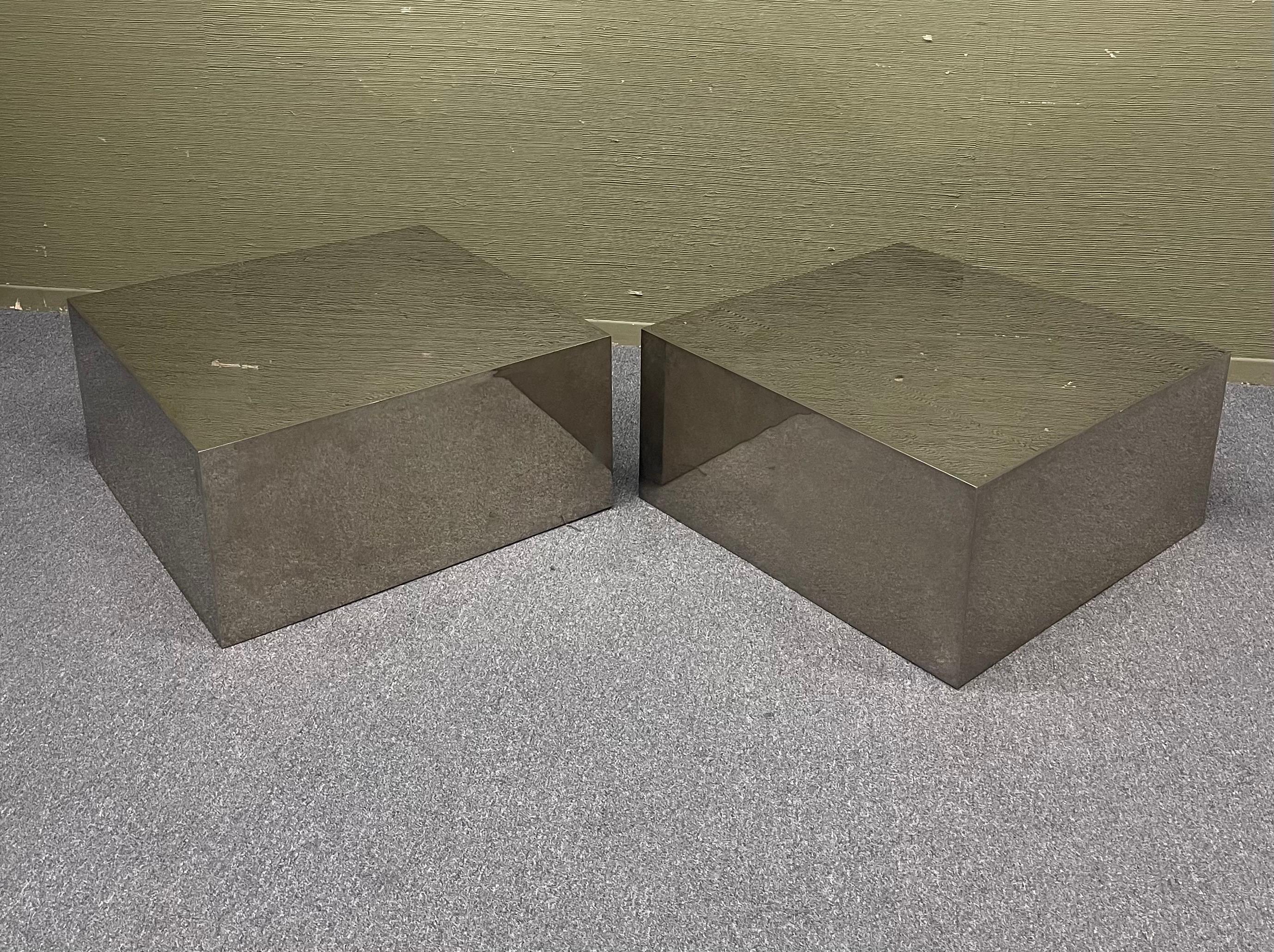 Pareja de mesas auxiliares / pedestales industriales de acero inoxidable de perfil bajo en Bueno estado para la venta en San Diego, CA