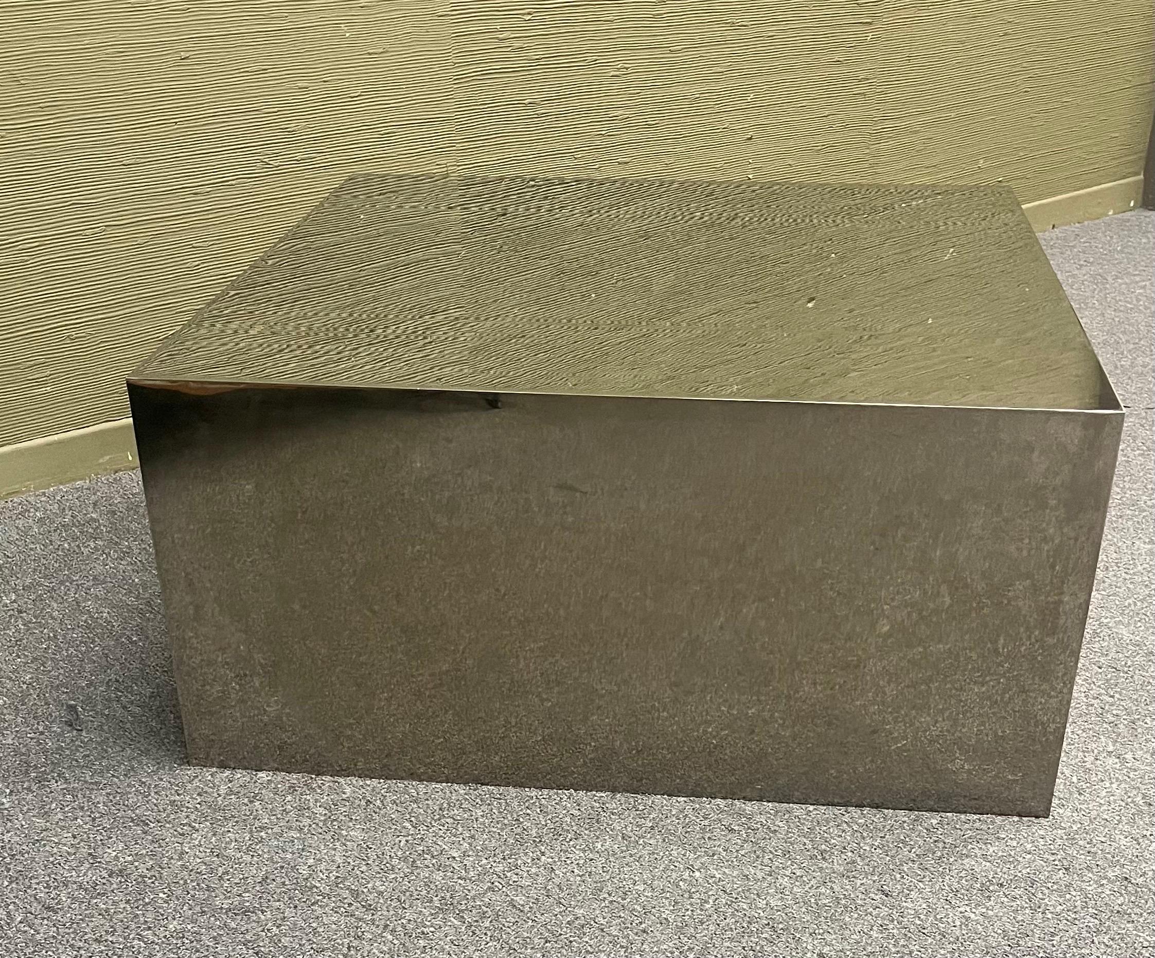 Pareja de mesas auxiliares / pedestales industriales de acero inoxidable de perfil bajo en venta 2