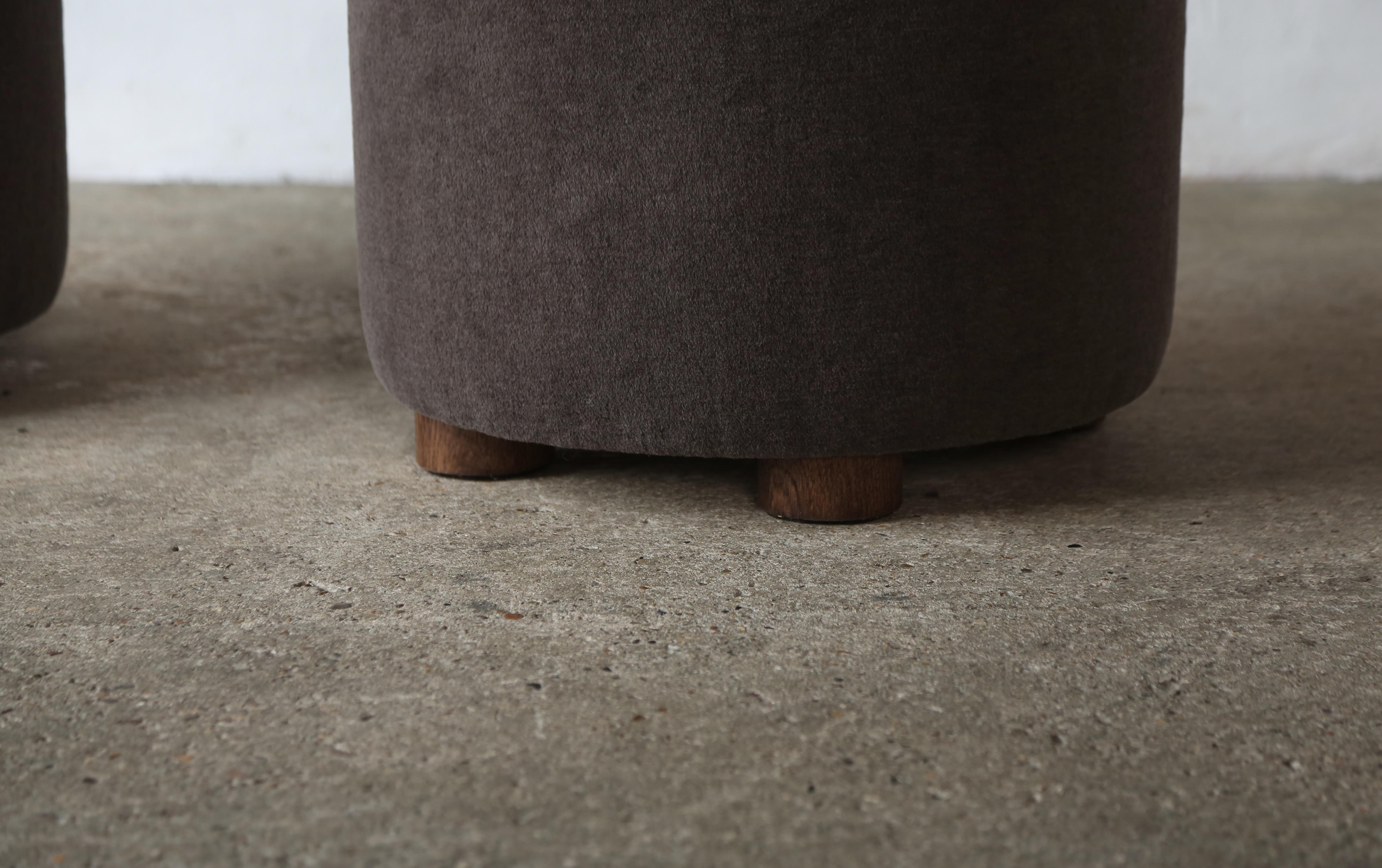 Pareja de Otomanos / Reposapiés bajos redondos en pura alpaca marrón oscuro en venta 1