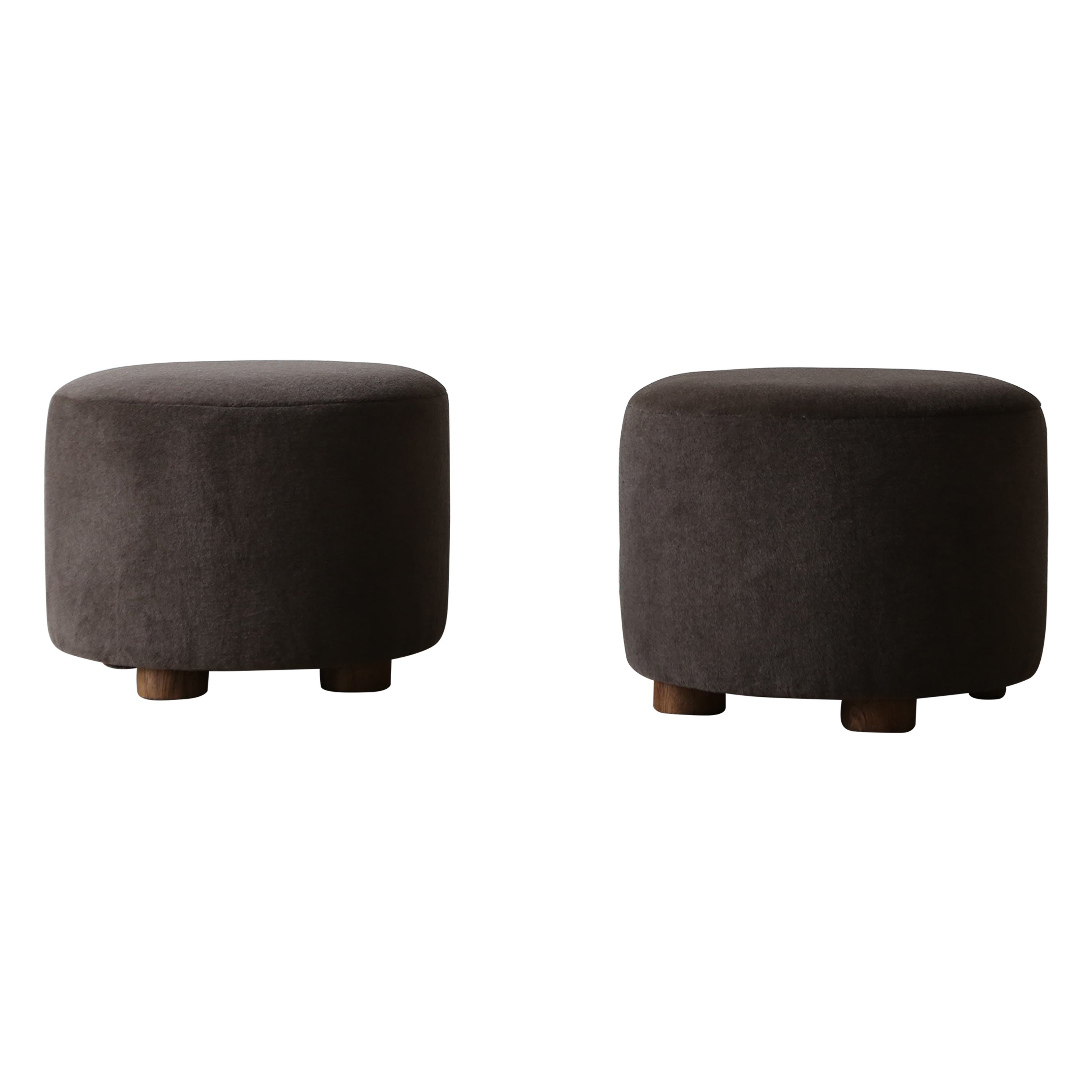 Zwei niedrige runde Ottomane / Fußhocker aus reinem dunkelbraunen Alpaka im Angebot