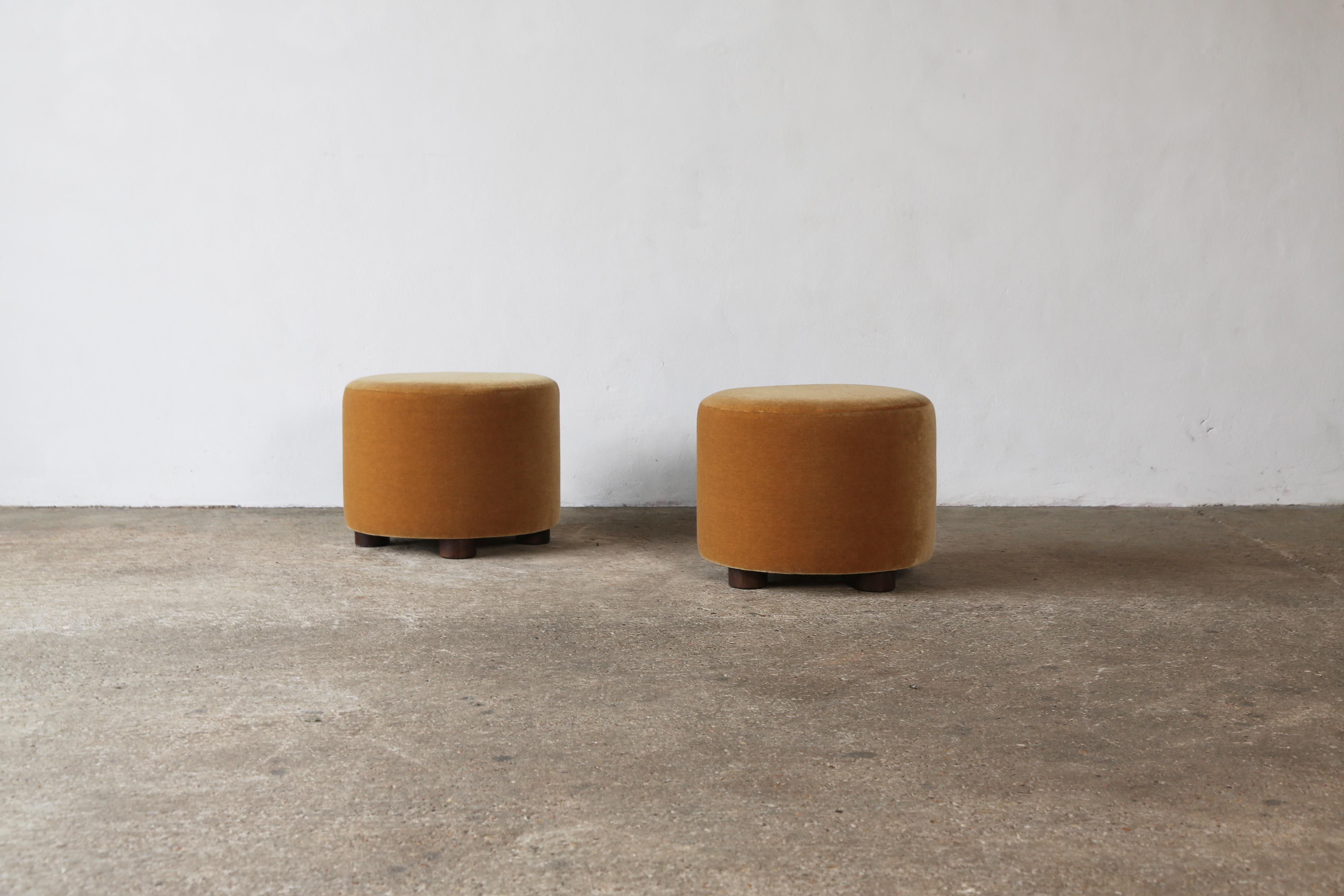 Ein Paar elegante, moderne, niedrige, runde Hocker.  Handgefertigt in England.  Neu gepolstert mit einem hochwertigen, weichen Mohair-Stoff in reinem Gold und massiven Eichenfüßen.    Preis und Verkauf als Paar.  Kundenspezifische Größen und