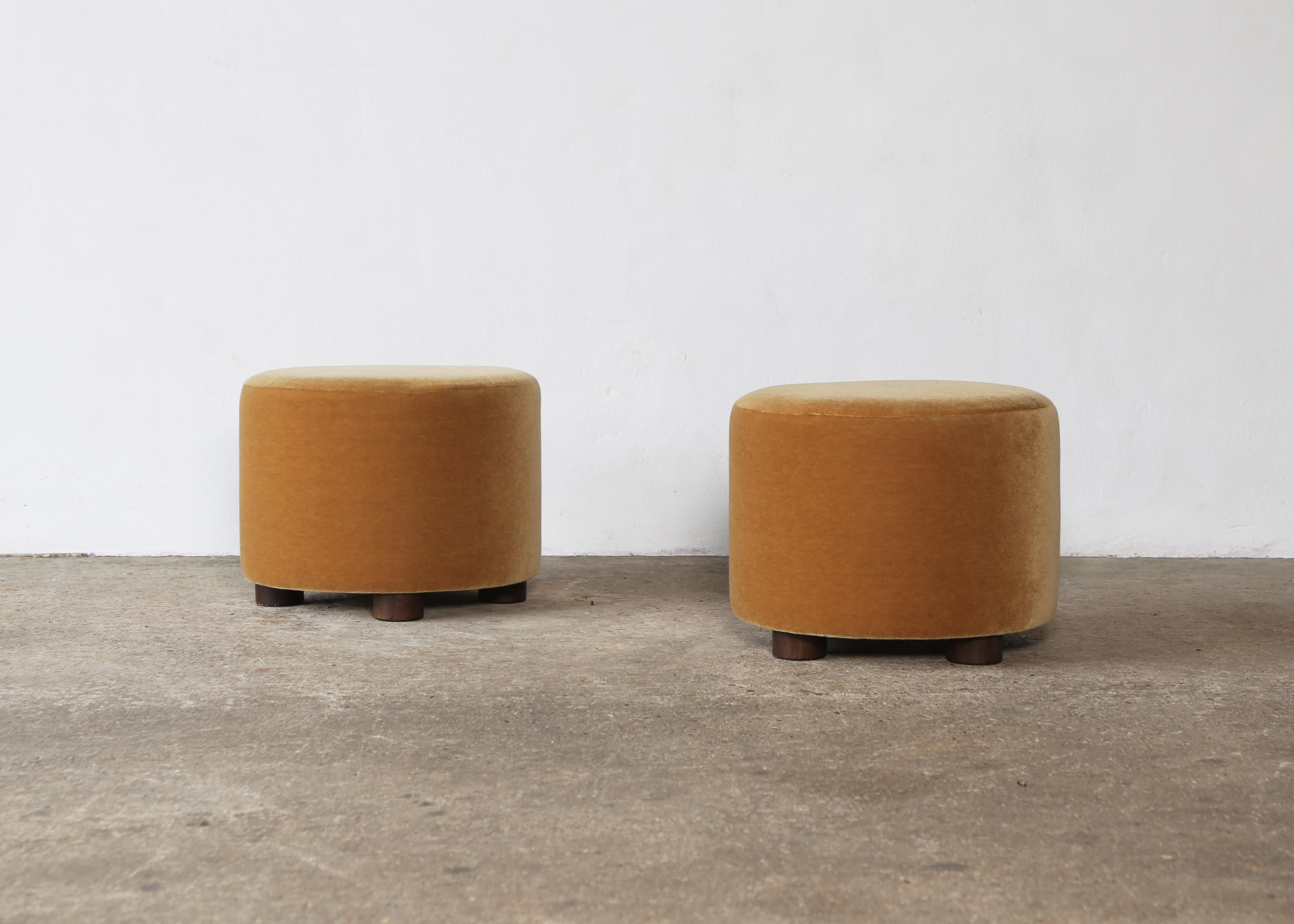 Paar niedrige runde Ottomane / Fußhocker aus reinem goldenem Mohair (Skandinavische Moderne) im Angebot