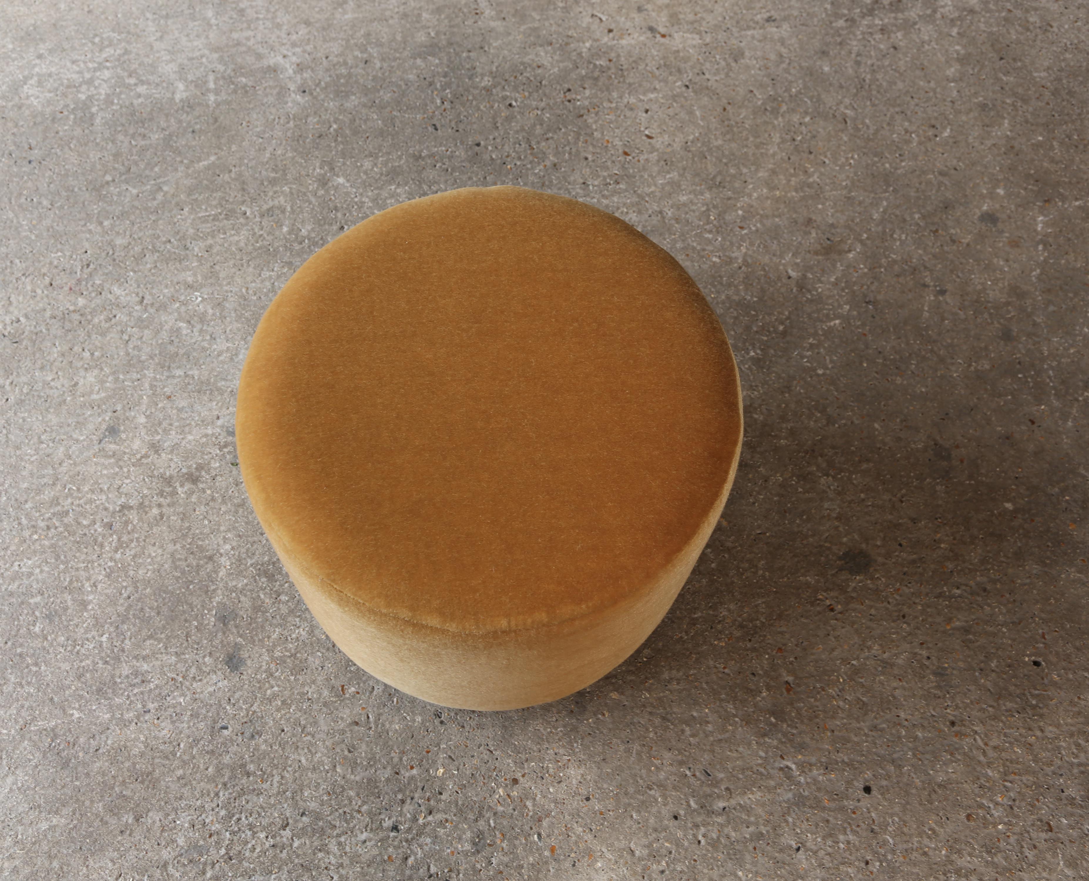 Paar niedrige runde Ottomane / Fußhocker aus reinem goldenem Mohair (Eichenholz) im Angebot