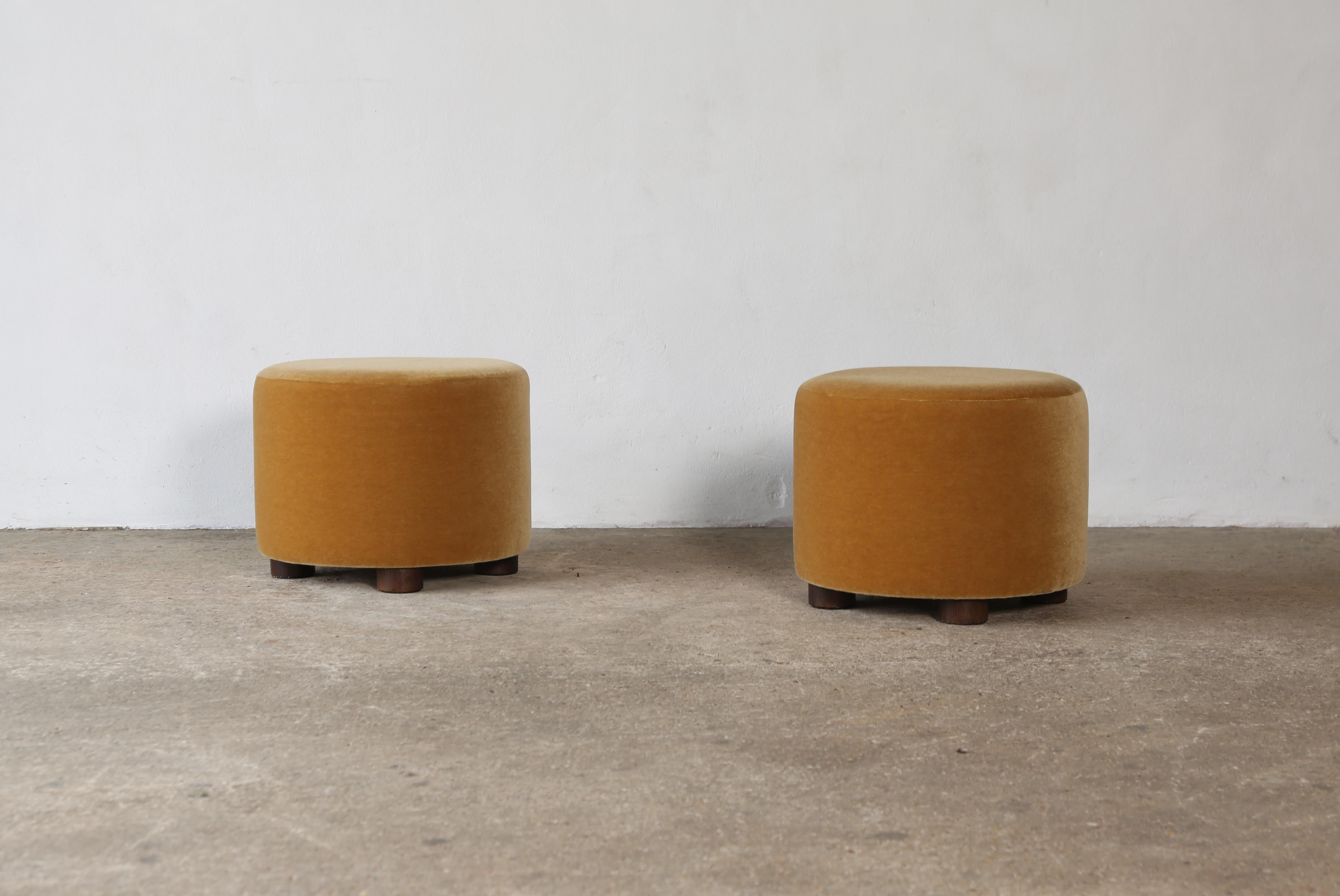 Paar niedrige runde Ottomane / Fußhocker aus reinem goldenem Mohair im Angebot 2