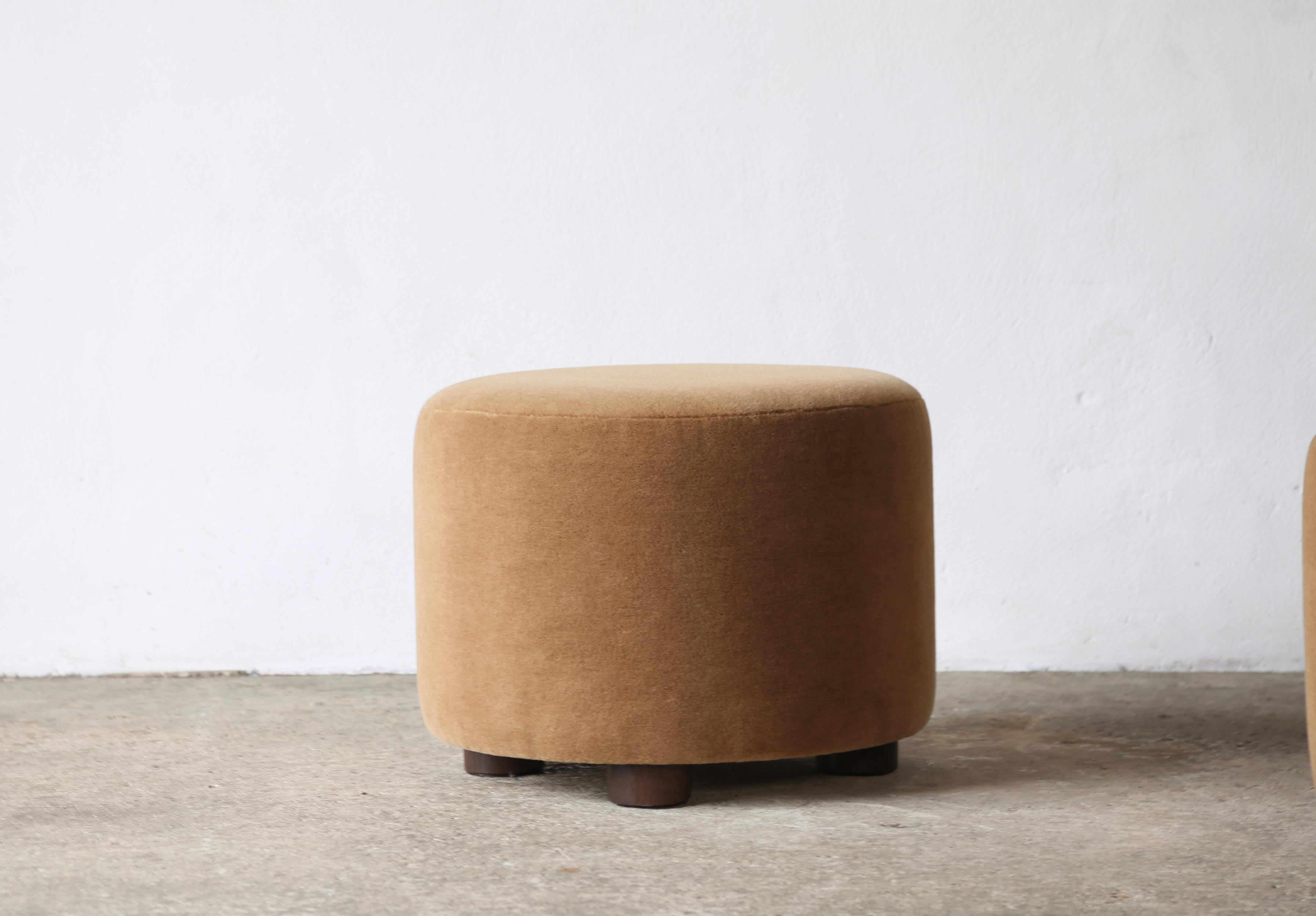 Pareja de Otomanos / Reposapiés Bajos Redondos en Alpaca Pura Marrón Dorado Británico en venta