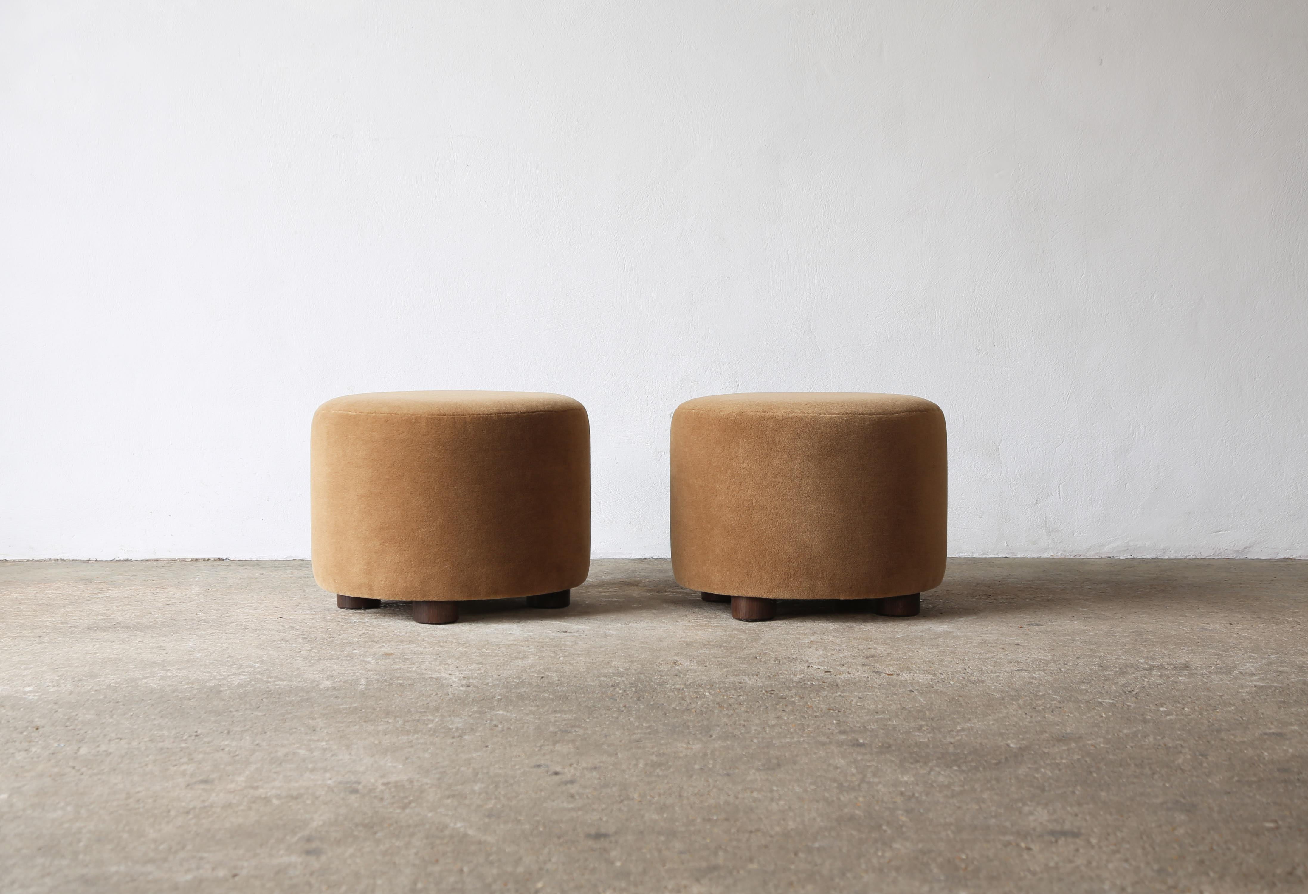 Pareja de Otomanos / Reposapiés Bajos Redondos en Alpaca Pura Marrón Dorado en Bueno estado para la venta en Lewes, East Sussex