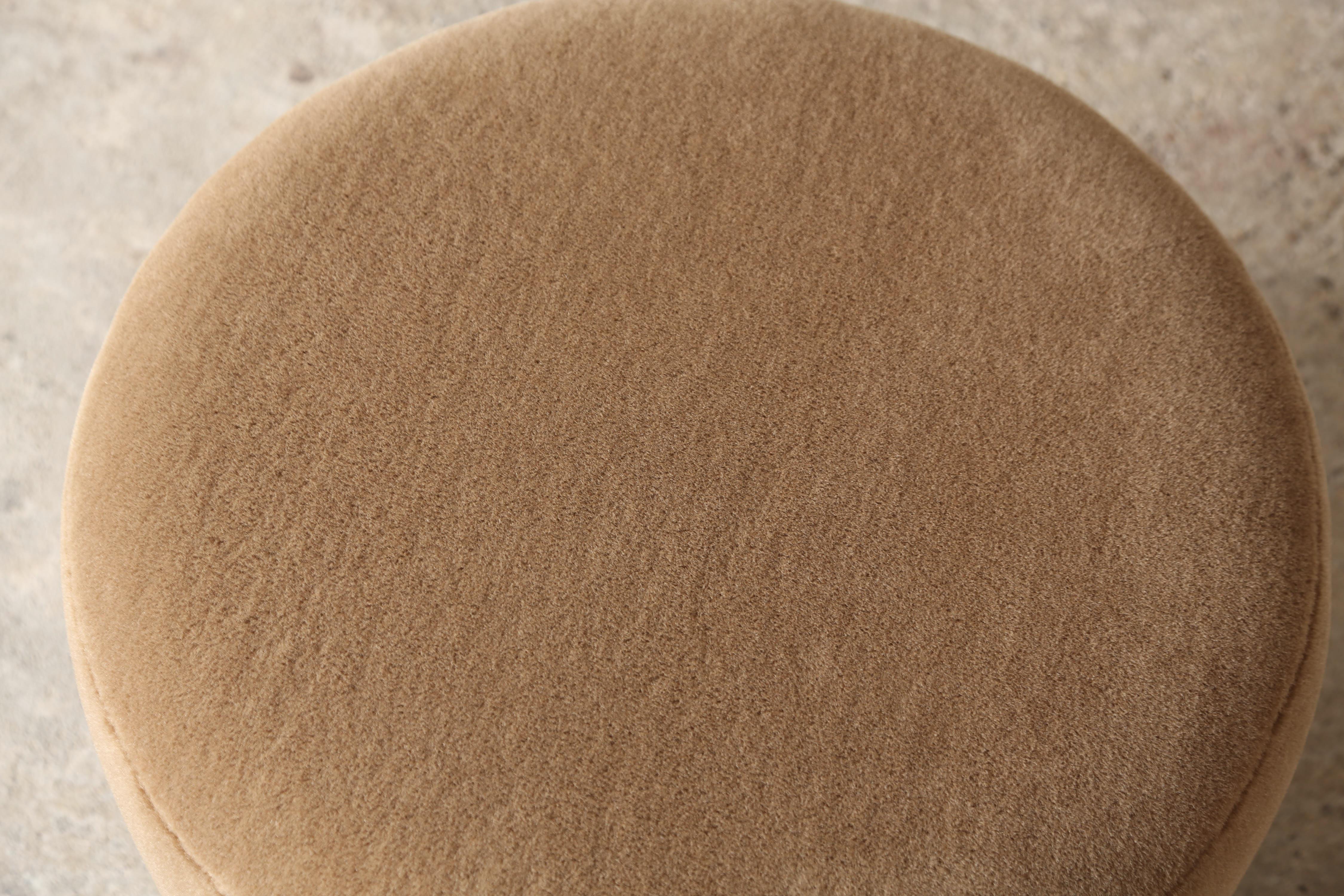 Pareja de Otomanos / Reposapiés Bajos Redondos en Alpaca Pura Marrón Dorado Siglo XXI y contemporáneo en venta