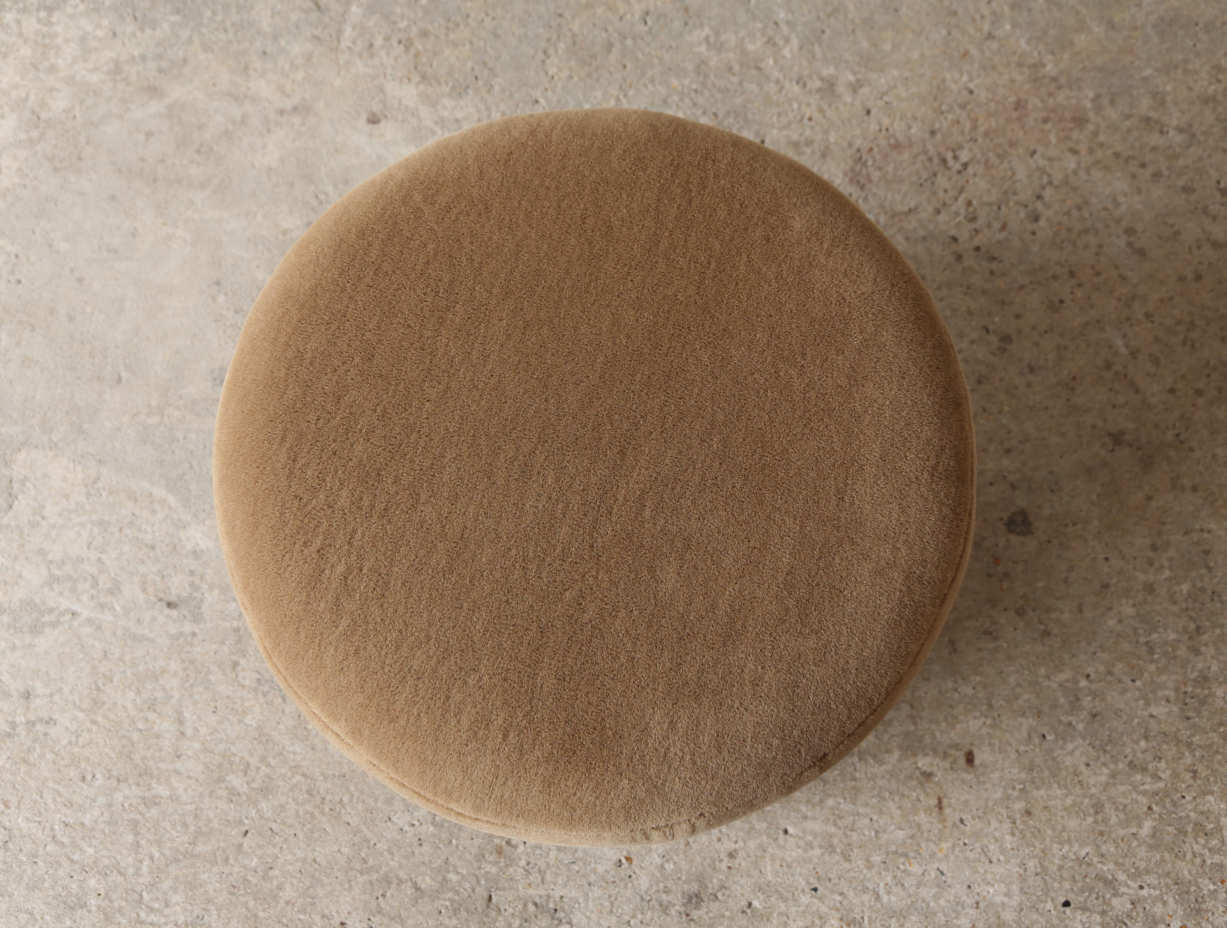 Pareja de Otomanos / Reposapiés Bajos Redondos en Alpaca Pura Marrón Dorado en venta 1