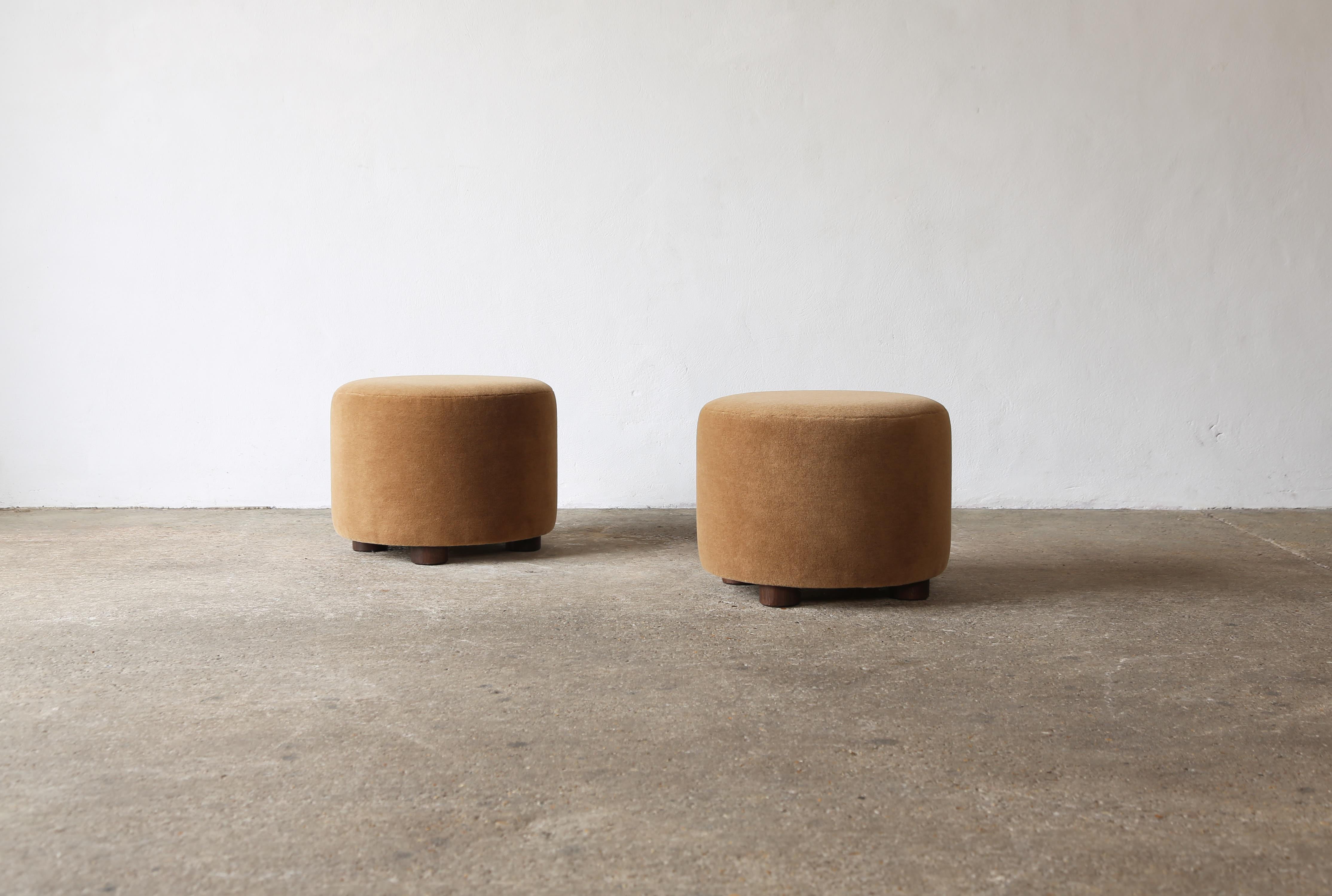 Pareja de Otomanos / Reposapiés Bajos Redondos en Alpaca Pura Marrón Dorado en venta 2