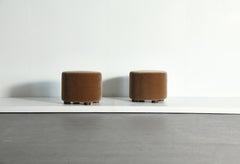 Pareja de Otomanos / Reposapiés redondos bajos de mohair marrón dorado puro