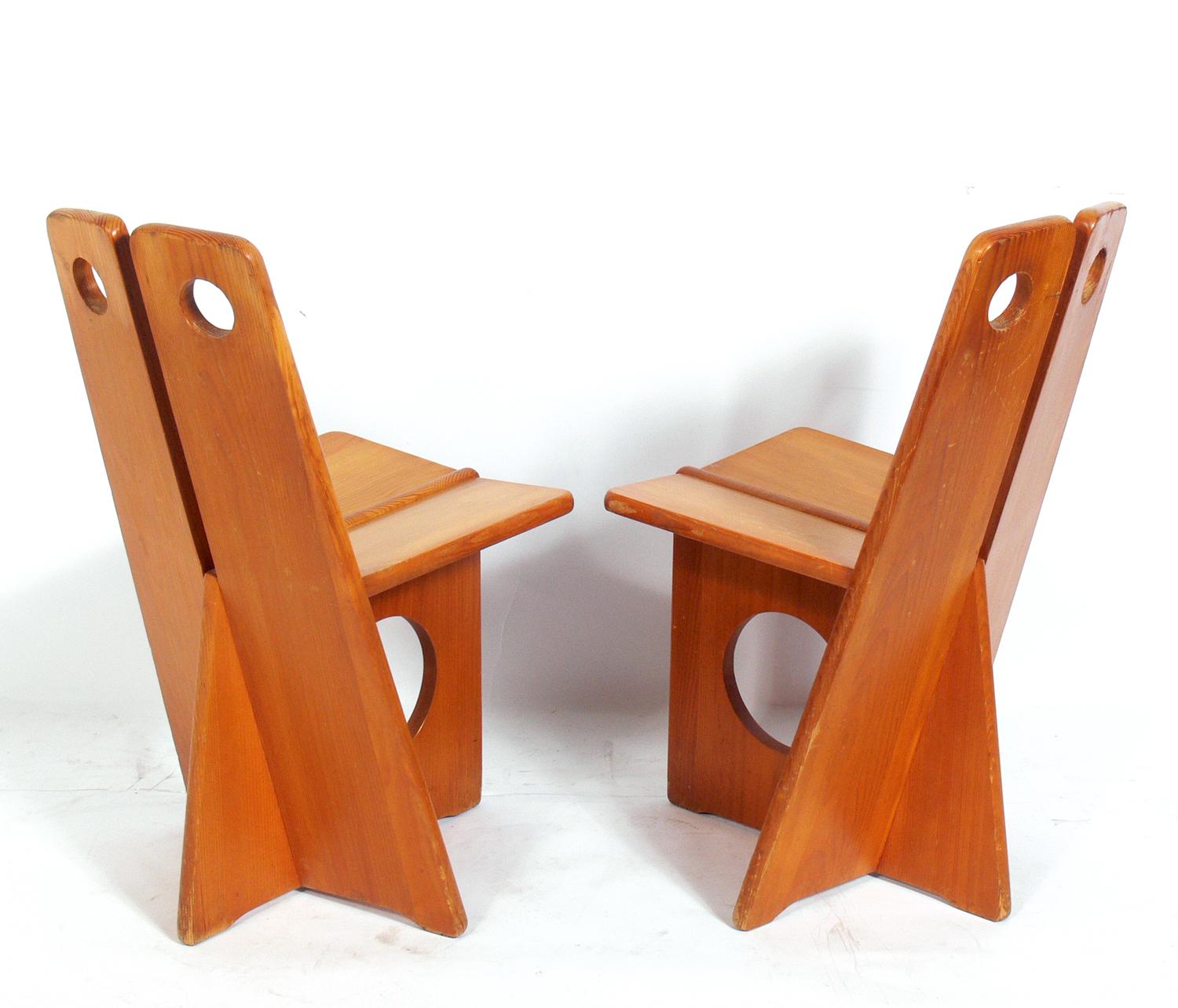 Pair of Low Slung German Constructivist Chairs (Kiefernholz)