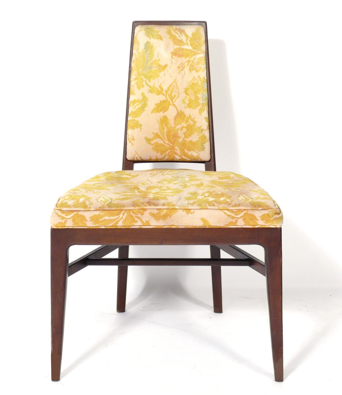 Ein Paar niedrige Slipper-Sessel aus der Mitte des Jahrhunderts, amerikanisch, um 1950. Diese Stühle werden derzeit aufgearbeitet und neu gepolstert und können in der von Ihnen gewünschten Farbe und mit dem von Ihnen gewünschten Stoff neu gepolstert