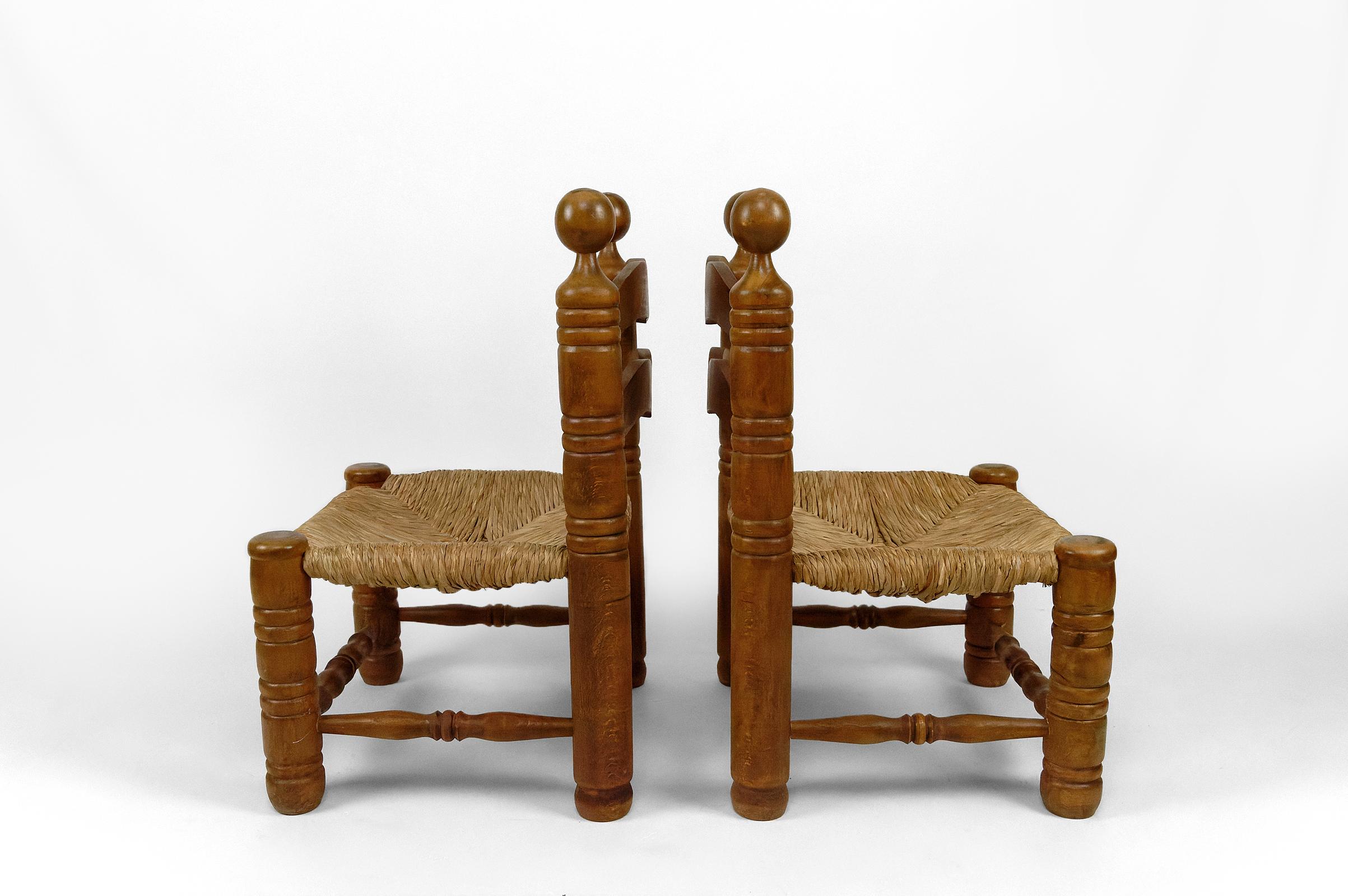 Pair of low straw chairs by Charles Dudouyt, France, circa 1940 In Good Condition For Sale In VÉZELAY, FR
