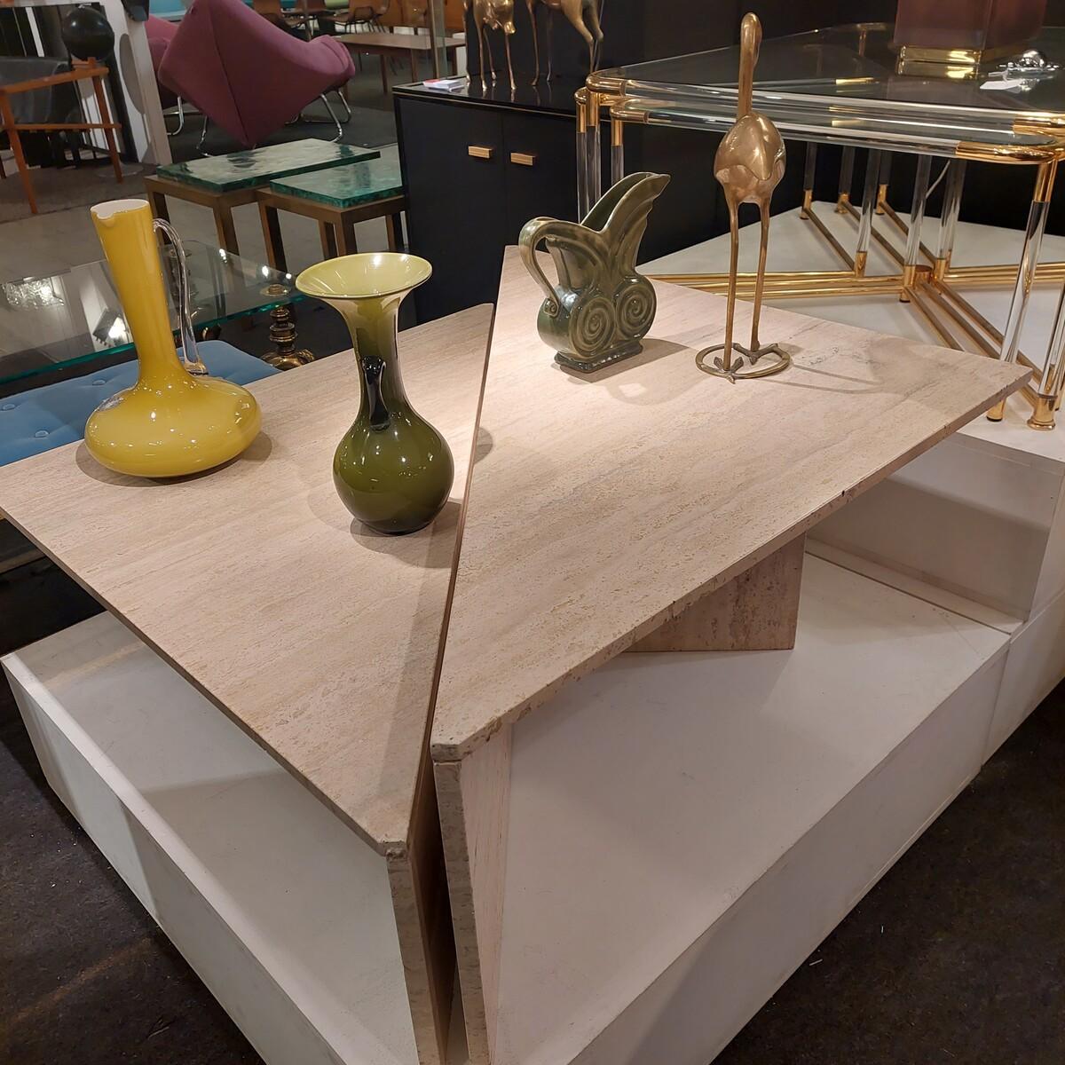 Mid-Century Modern Paire de tables basses triangulaires en travertin Up & Up, 1970 en vente