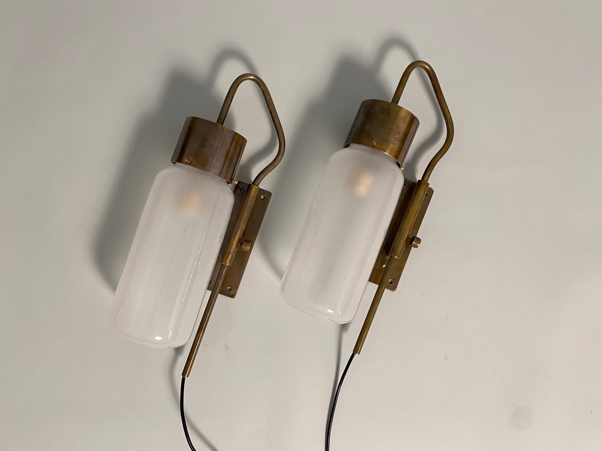 Pair of brass and glass wall lights by the Italian architect and designer Luigi Caccia Dominioni, model LP10, also called 