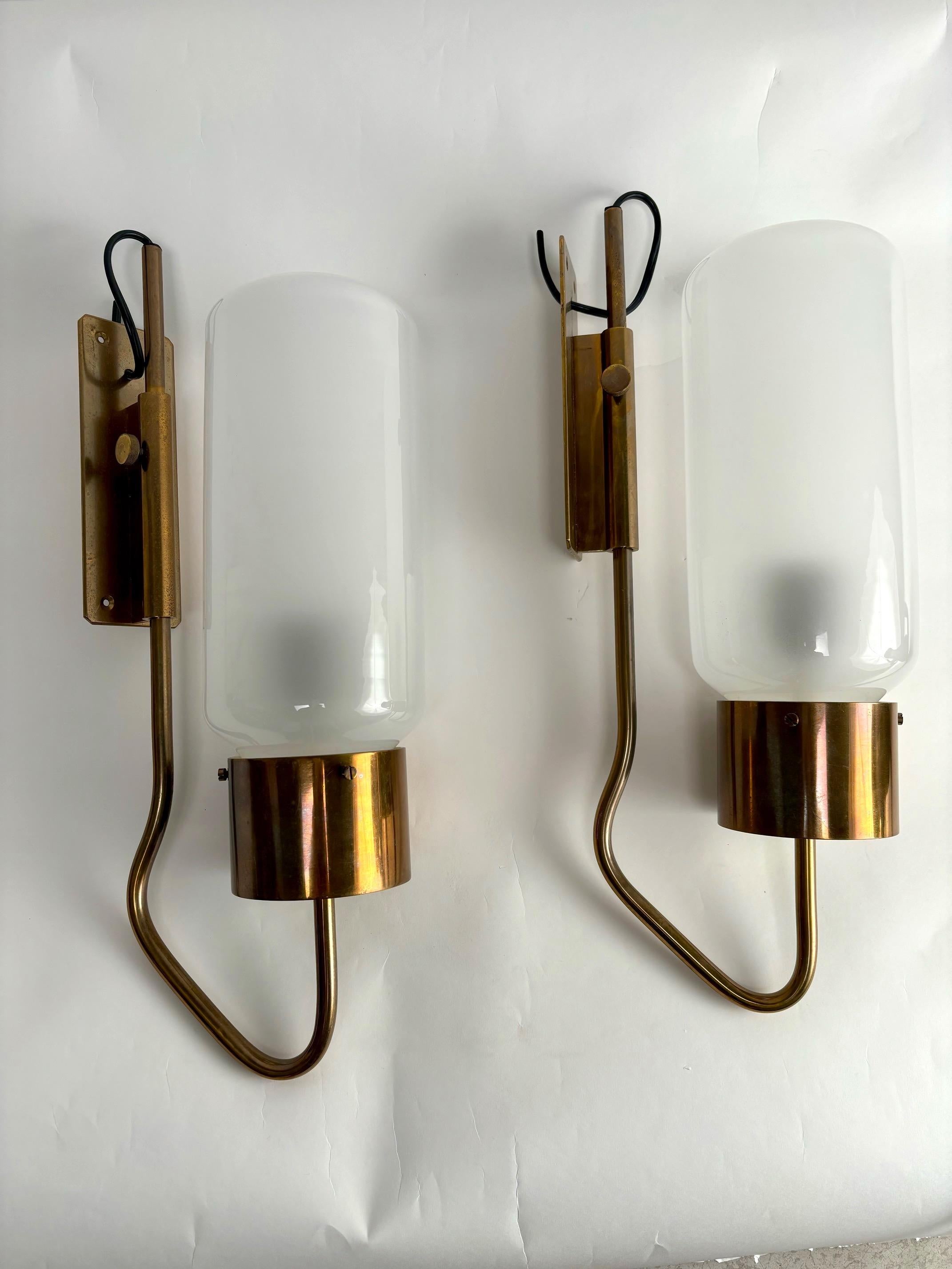 Pair of brass and glass wall lights by the Italian architect and designer Luigi Caccia Dominioni, model LP10, also called 