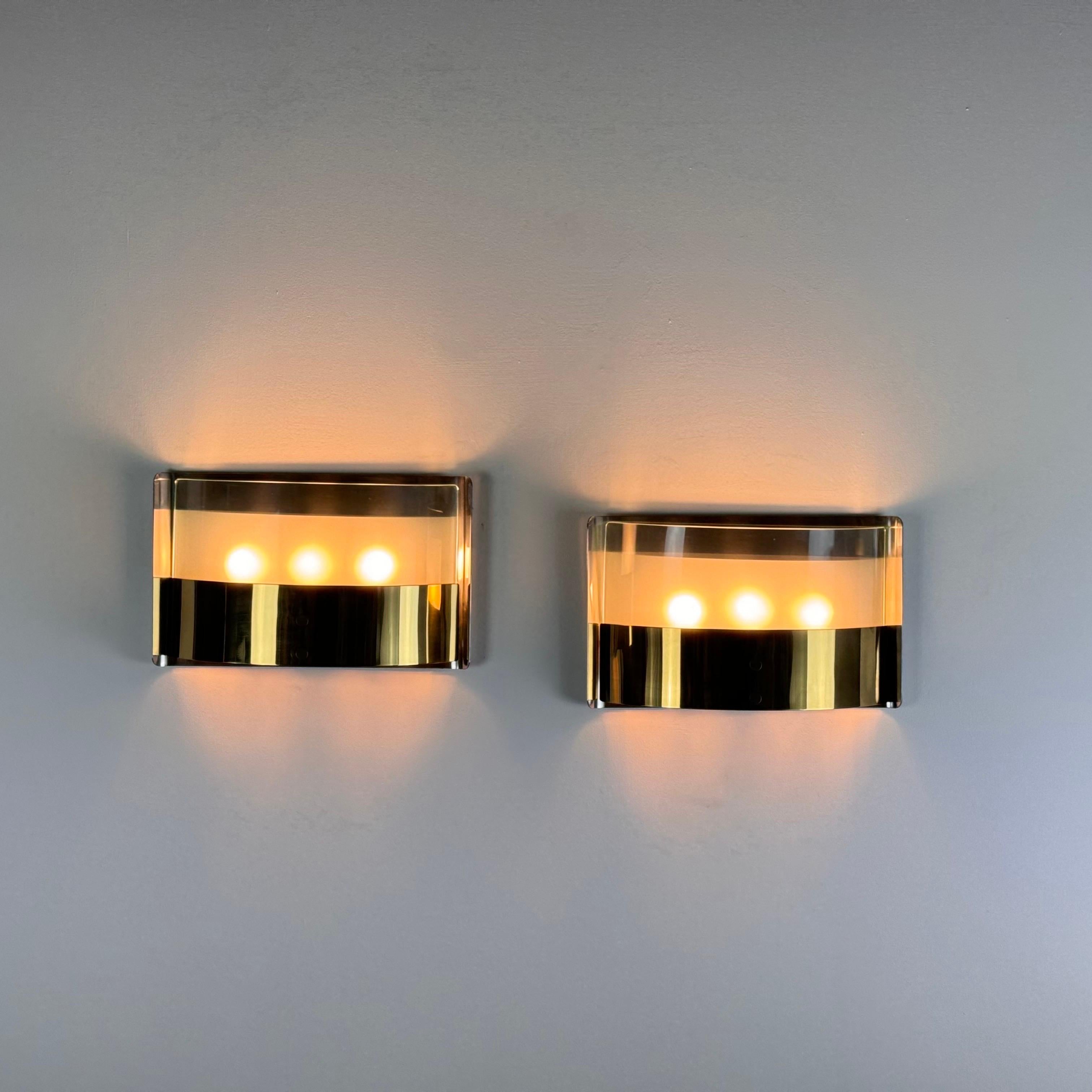 Este importante par de apliques de pared Monaco LP19 del renombrado Luigi Caccia Dominioni para Azucena muestra la fusión de elegancia y formas atrevidas característica del diseñador. De generosas dimensiones, cada candelabro presenta un sofisticado