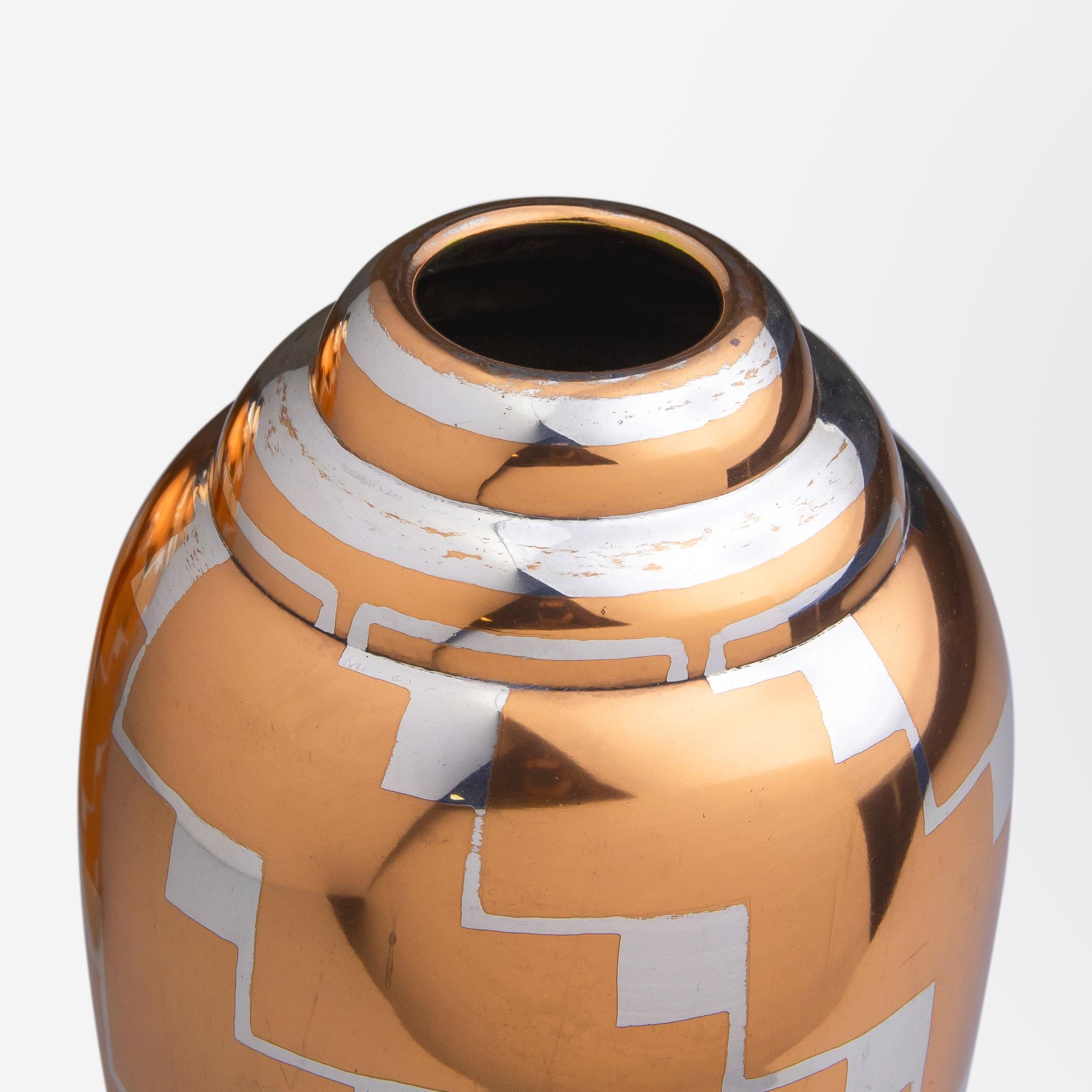 Questa coppia di vasi è stata realizzata nel tardo Art Déco su disegno di Luc's Design per il produttore francese Christofle. La coppia è nota come 