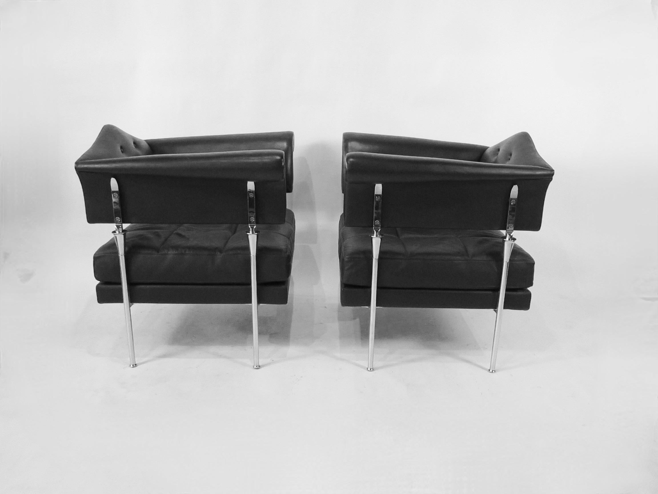 Polished Pair of Luca Scocchetti for Poltrana Frau black leather on chrome lounge chairs For Sale