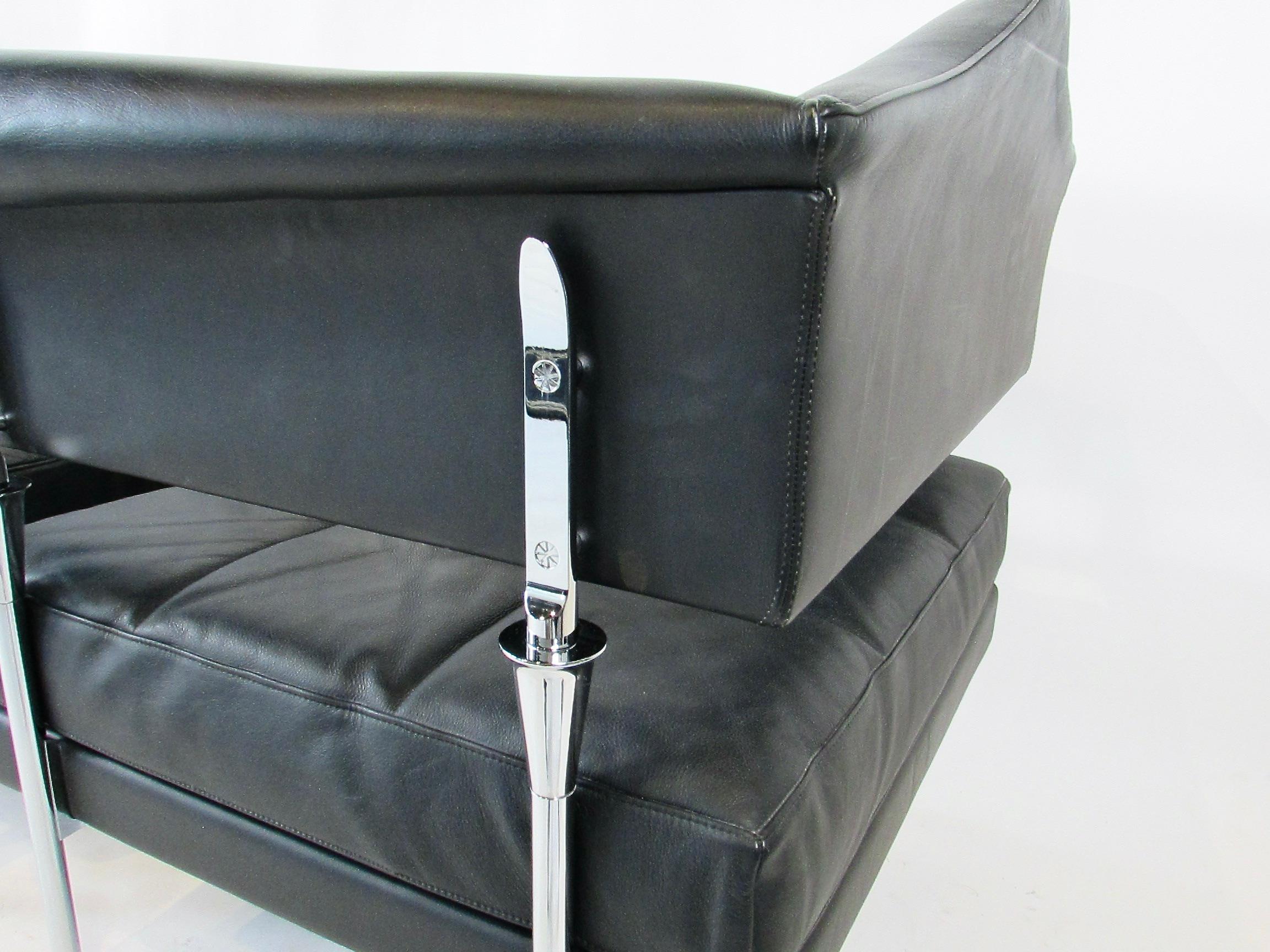 Late 20th Century Pair of Luca Scocchetti for Poltrana Frau black leather on chrome lounge chairs For Sale