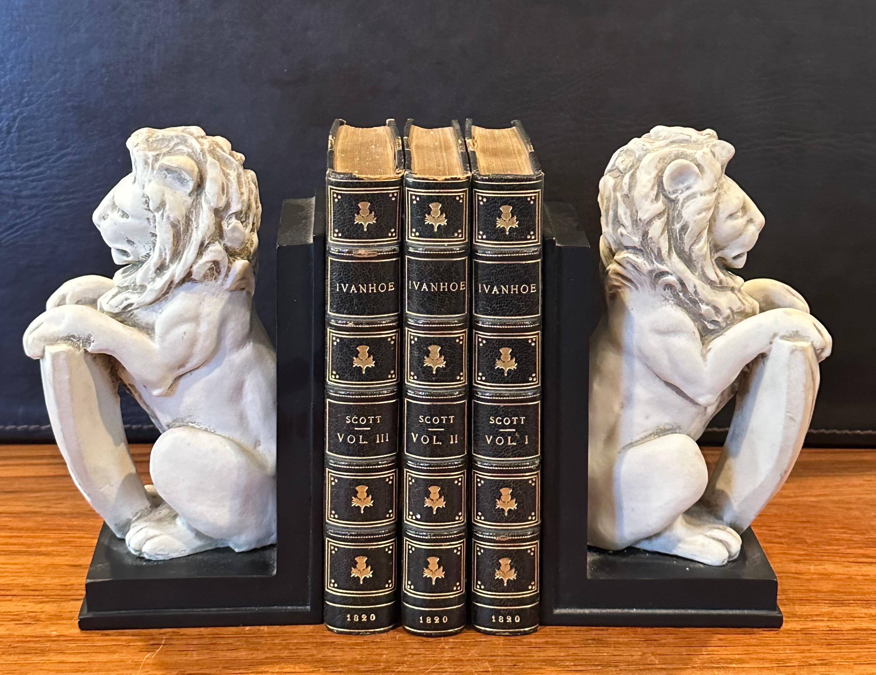 Paire de serre-livres lion de Lucerne par HPI en vente 3