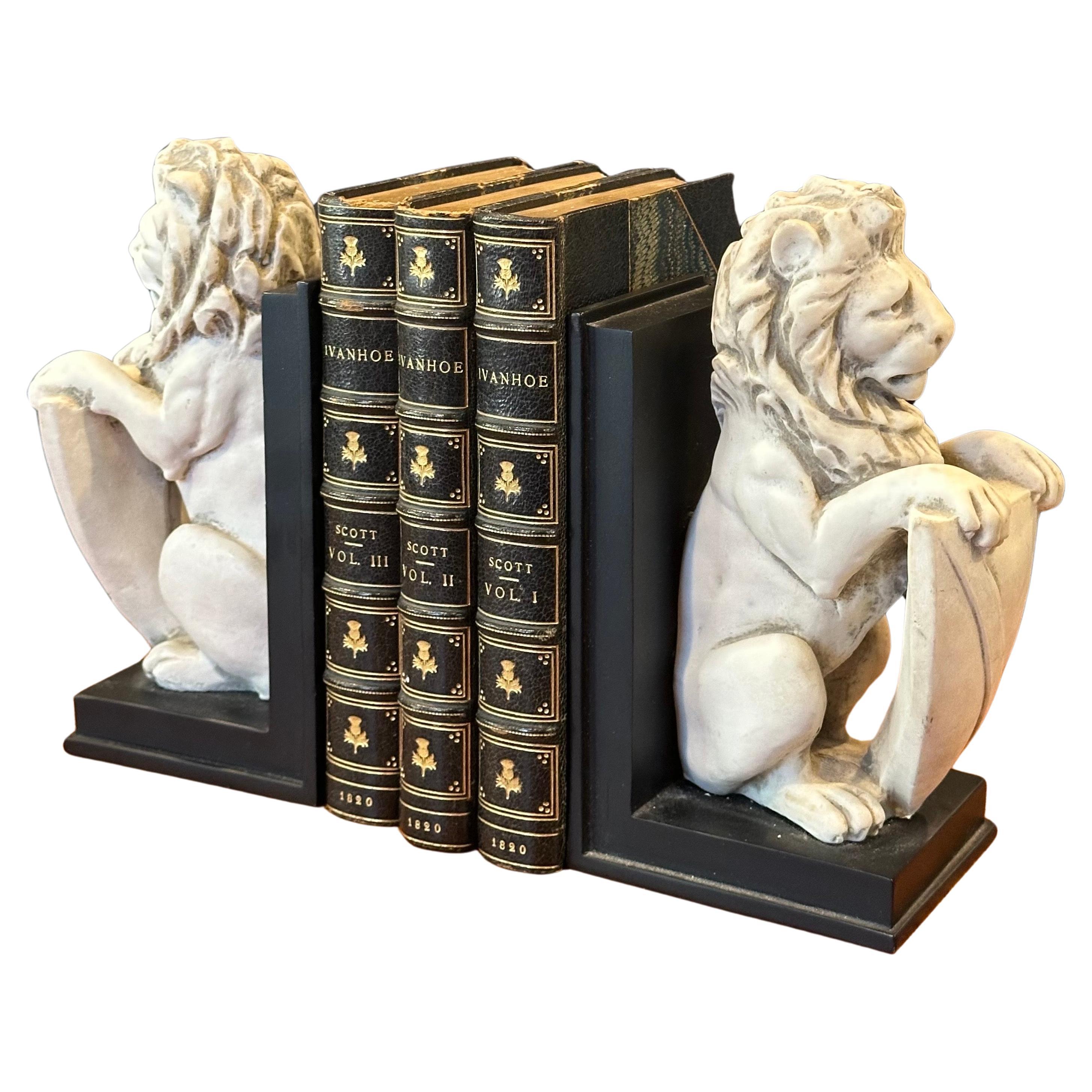 Hollywood Regency Paire de serre-livres lion de Lucerne par HPI en vente
