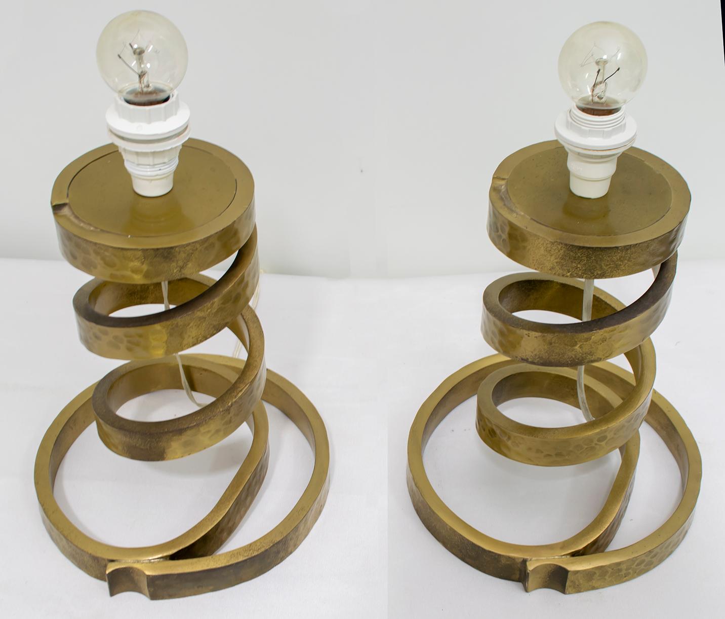Pair of Luciano Frigerio Italian Spiral Hammered Brass Table Lamp, 1974 6