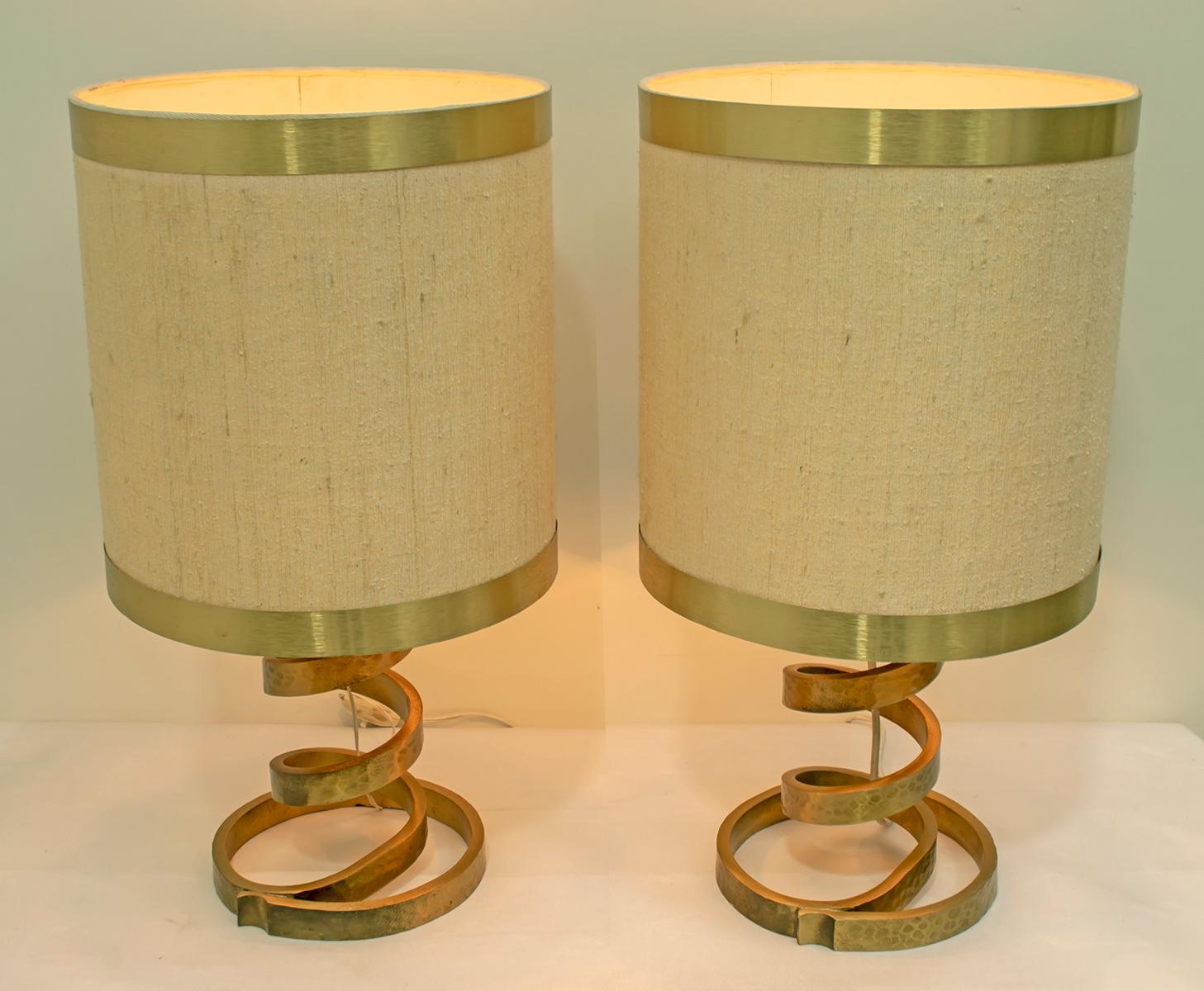 This pair of table lamps were produced in a limited series, designed by Luciano Frigerio and produced by the homonymous company Frigerio Di Desio, Italy, 1974.
Handmade in hammered brass in the shape of a spiral.
The lampshades are original,