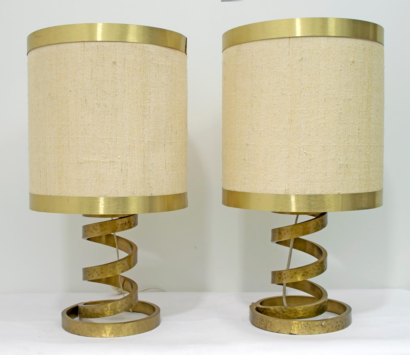 Mid-Century Modern Pair of Luciano Frigerio Italian Spiral Hammered Brass Table Lamp, 1974