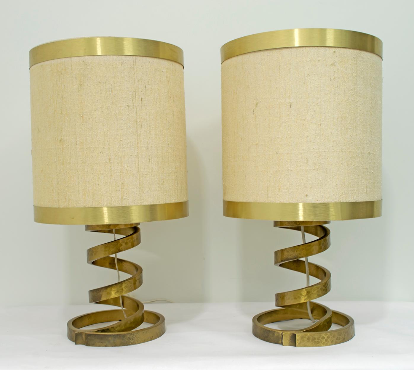 Pair of Luciano Frigerio Italian Spiral Hammered Brass Table Lamp, 1974 In Good Condition In Puglia, Puglia