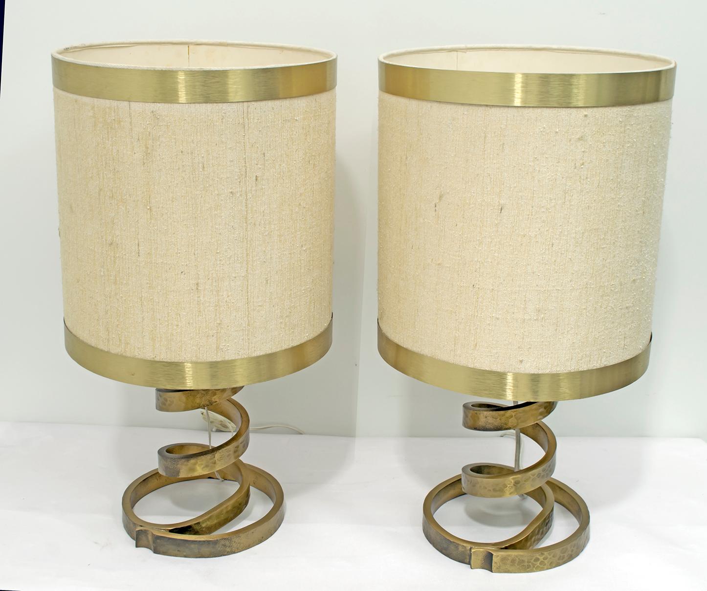 Late 20th Century Pair of Luciano Frigerio Italian Spiral Hammered Brass Table Lamp, 1974