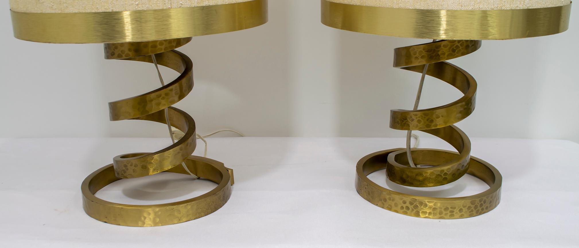 Pair of Luciano Frigerio Italian Spiral Hammered Brass Table Lamp, 1974 2