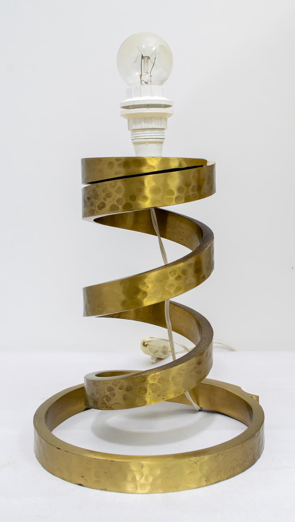 Pair of Luciano Frigerio Italian Spiral Hammered Brass Table Lamp, 1974 3