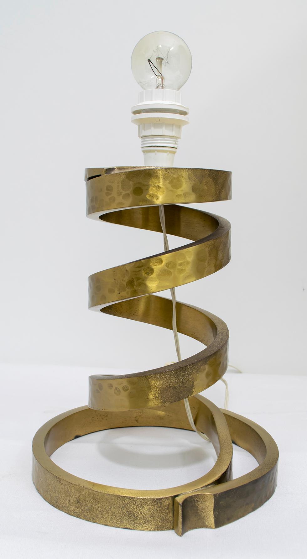 Pair of Luciano Frigerio Italian Spiral Hammered Brass Table Lamp, 1974 4