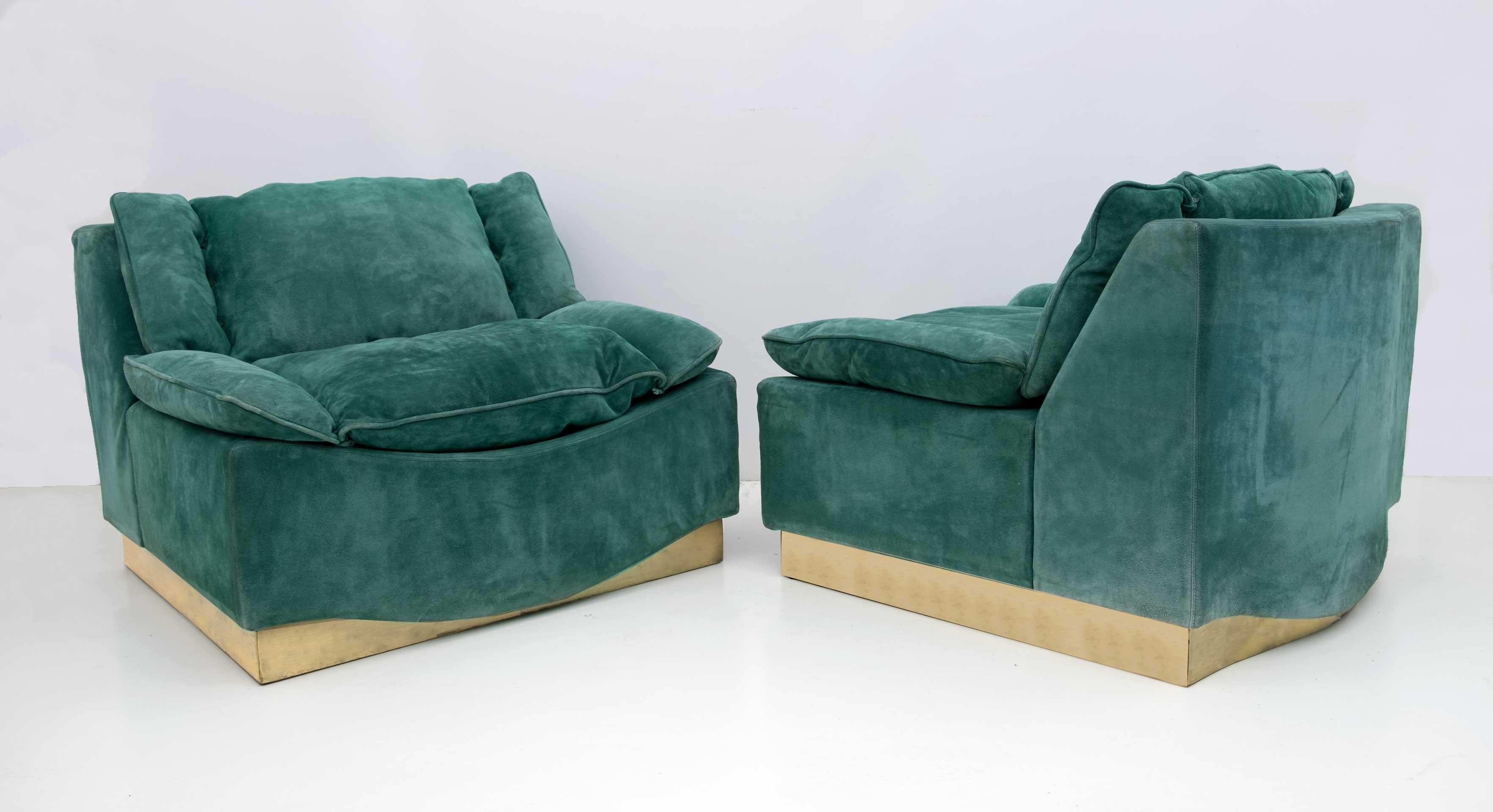 Superb and very rare set of 2 armchairs and footstool designed by Luciano Frigerio and produced by Frigerio Desio in the 70s. The conditions are excellent, as shown in the photos, the armchairs are upholstered in green suede leather. The peculiarity